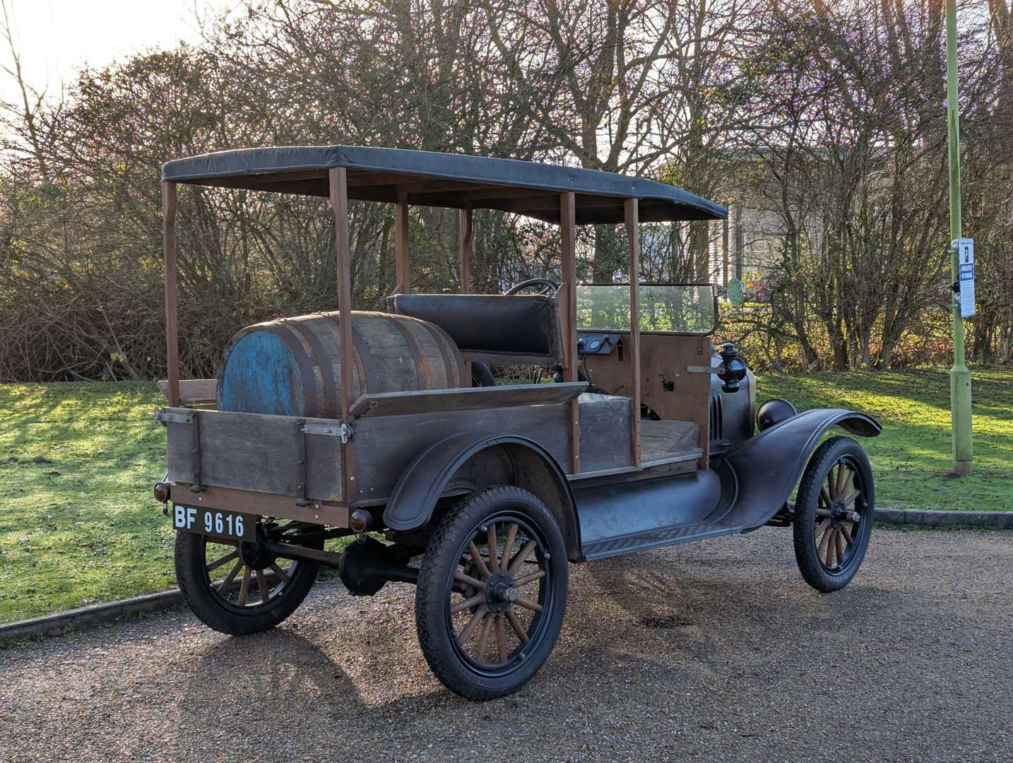 <p>1925 FORD MODEL T FLAT-BED PICK-UP LHD</p>