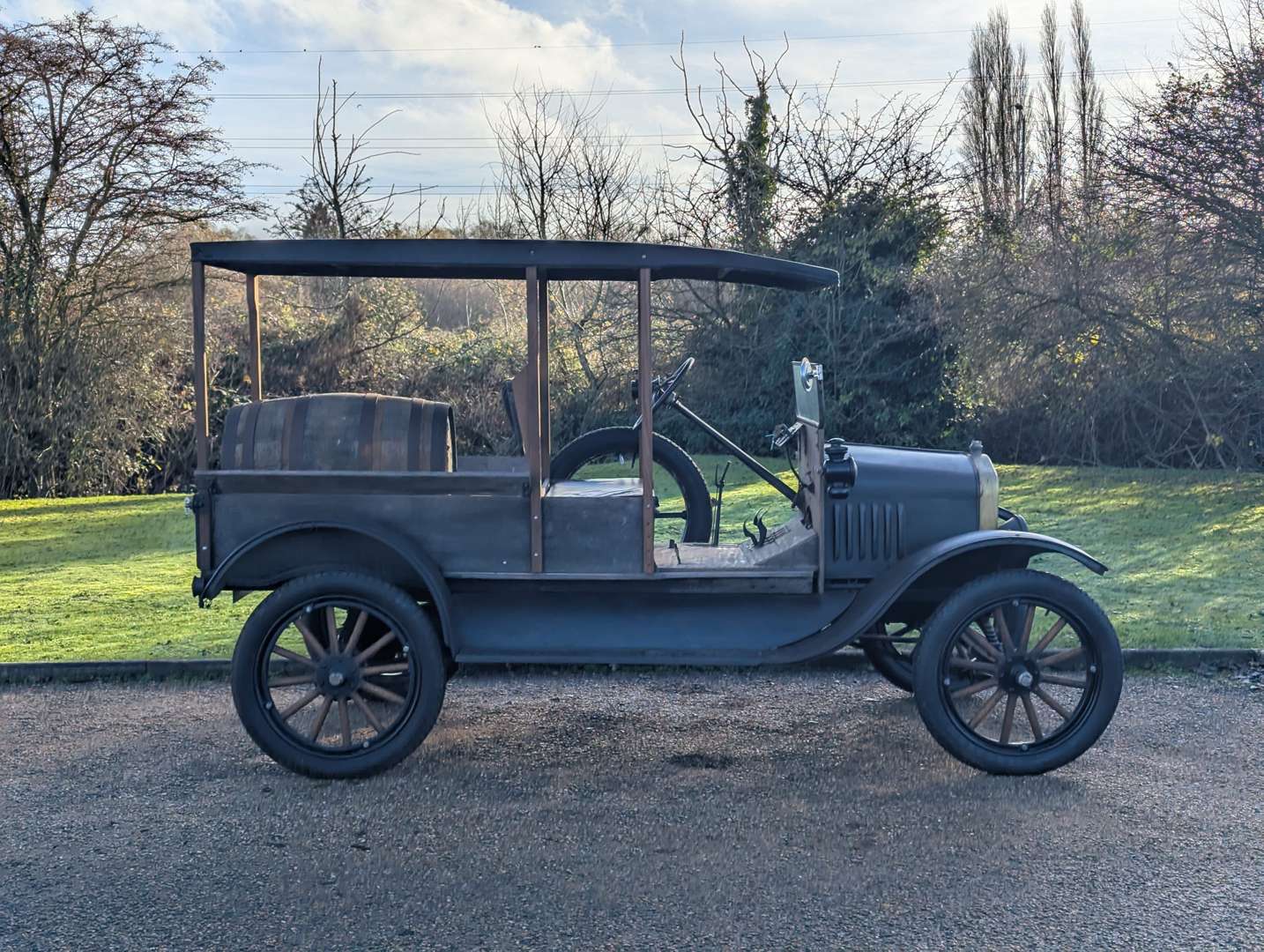 <p>1925 FORD MODEL T FLAT-BED PICK-UP LHD</p>