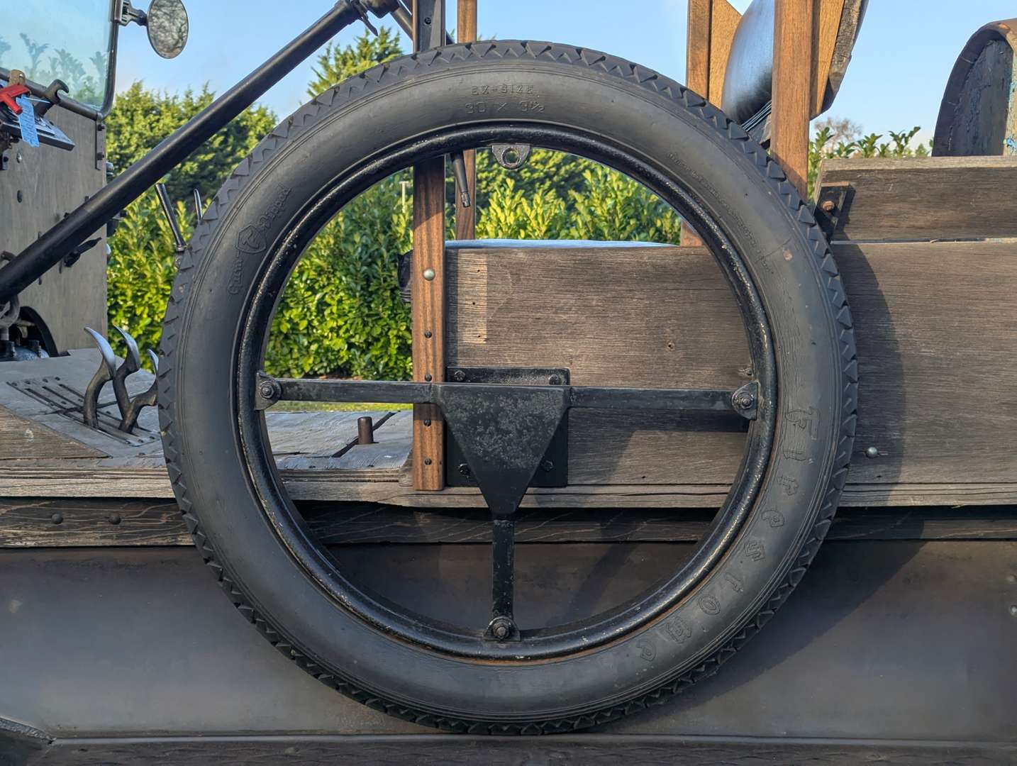 <p>1925 FORD MODEL T FLAT-BED PICK-UP LHD</p>