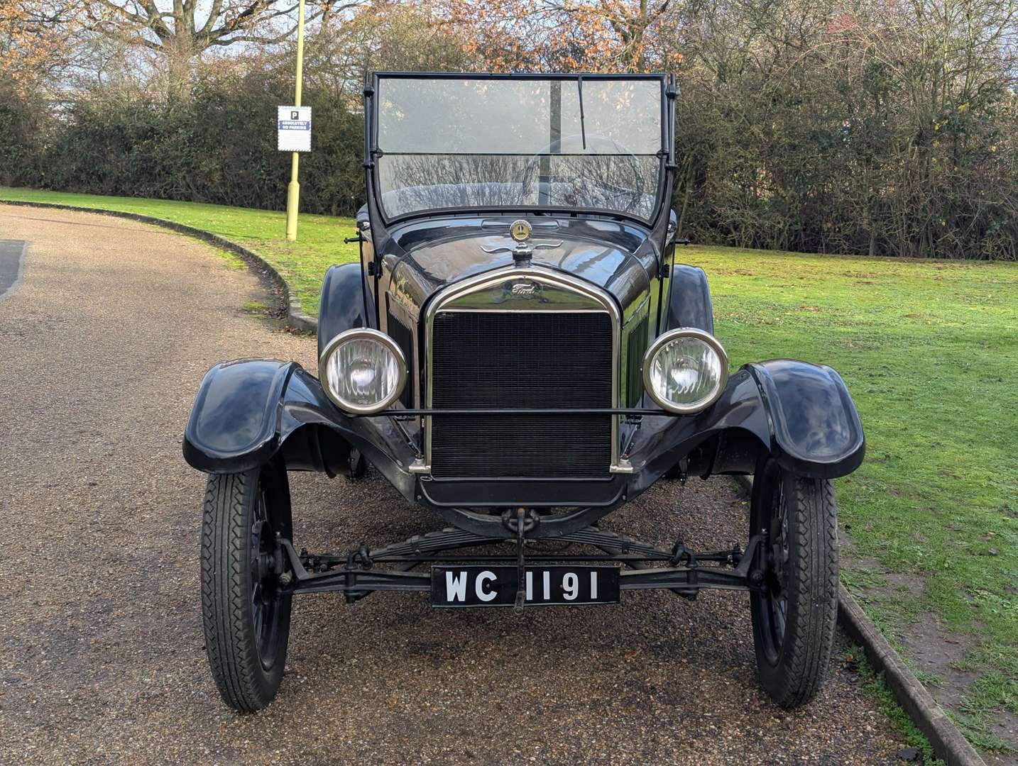 <p>1926 FORD MODEL T RUNABOUT LHD</p>