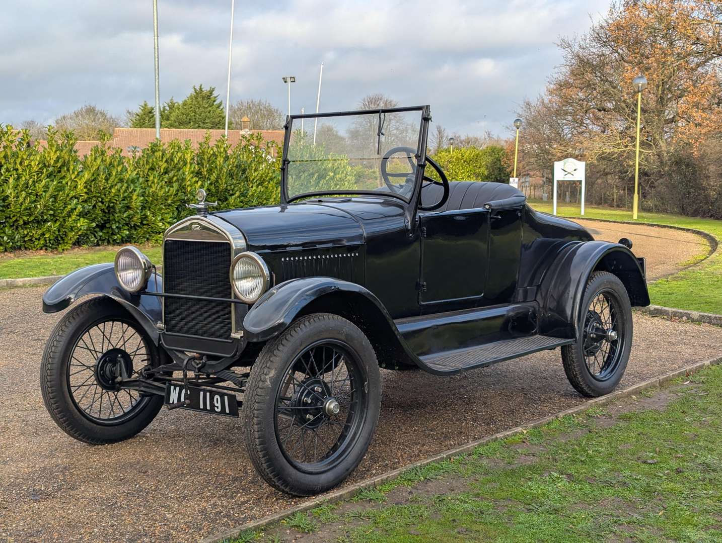 <p>1926 FORD MODEL T RUNABOUT LHD</p>