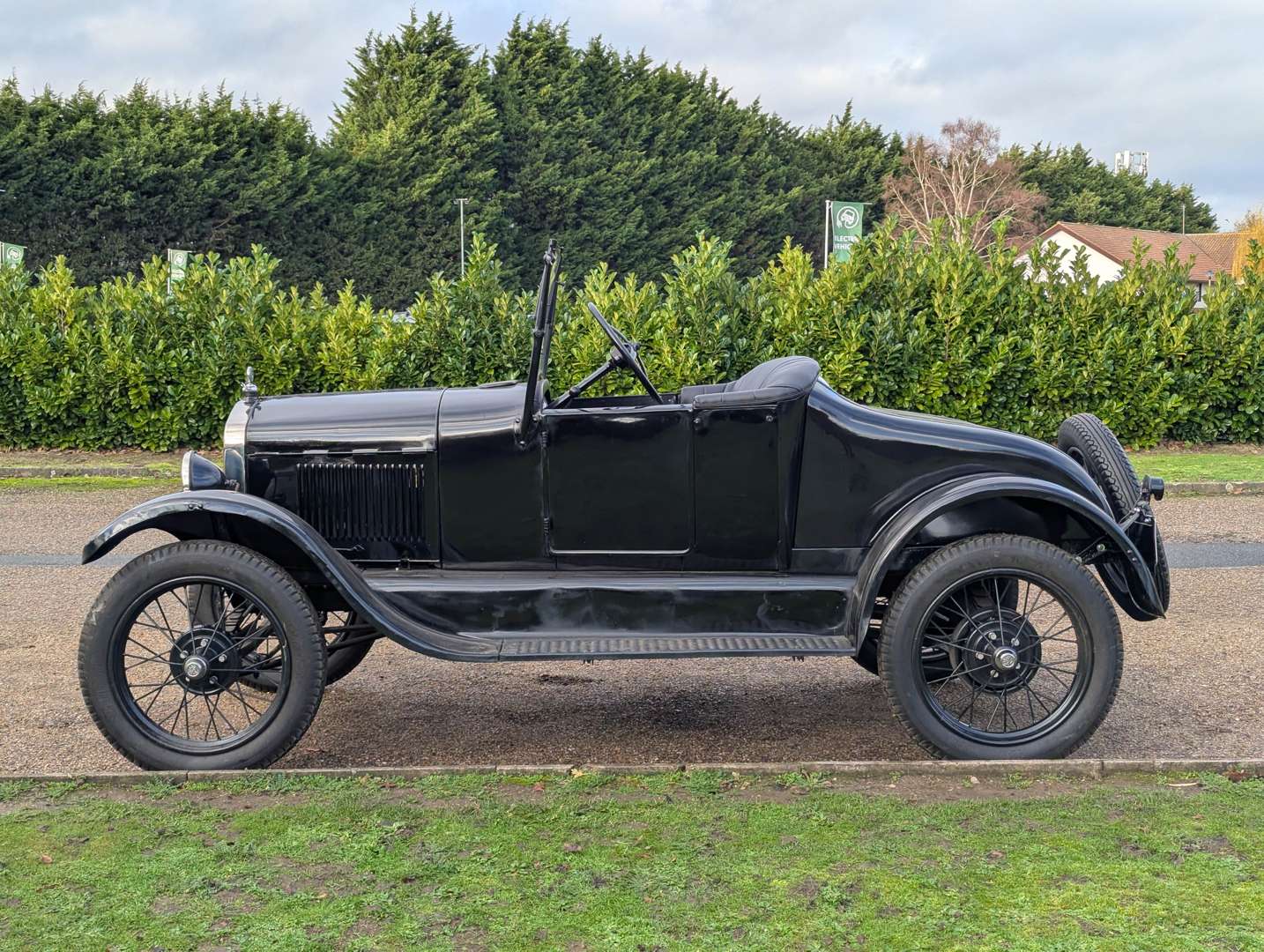 <p>1926 FORD MODEL T RUNABOUT LHD</p>