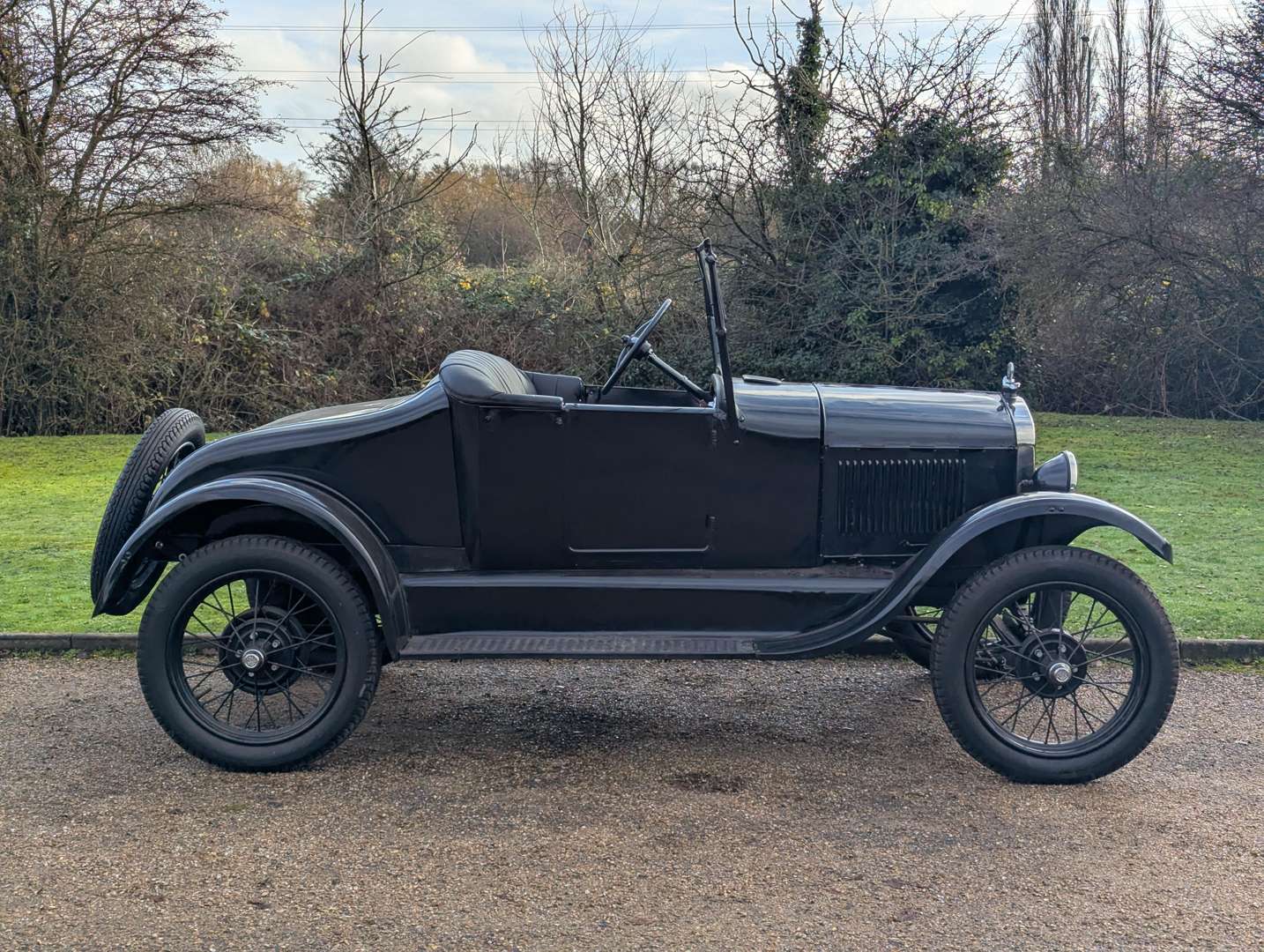 <p>1926 FORD MODEL T RUNABOUT LHD</p>