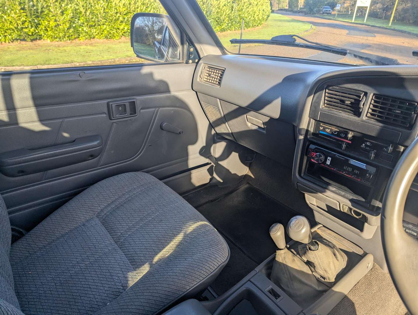 <p>1994 TOYOTA HI-LUX 4X4 PICK-UP</p>