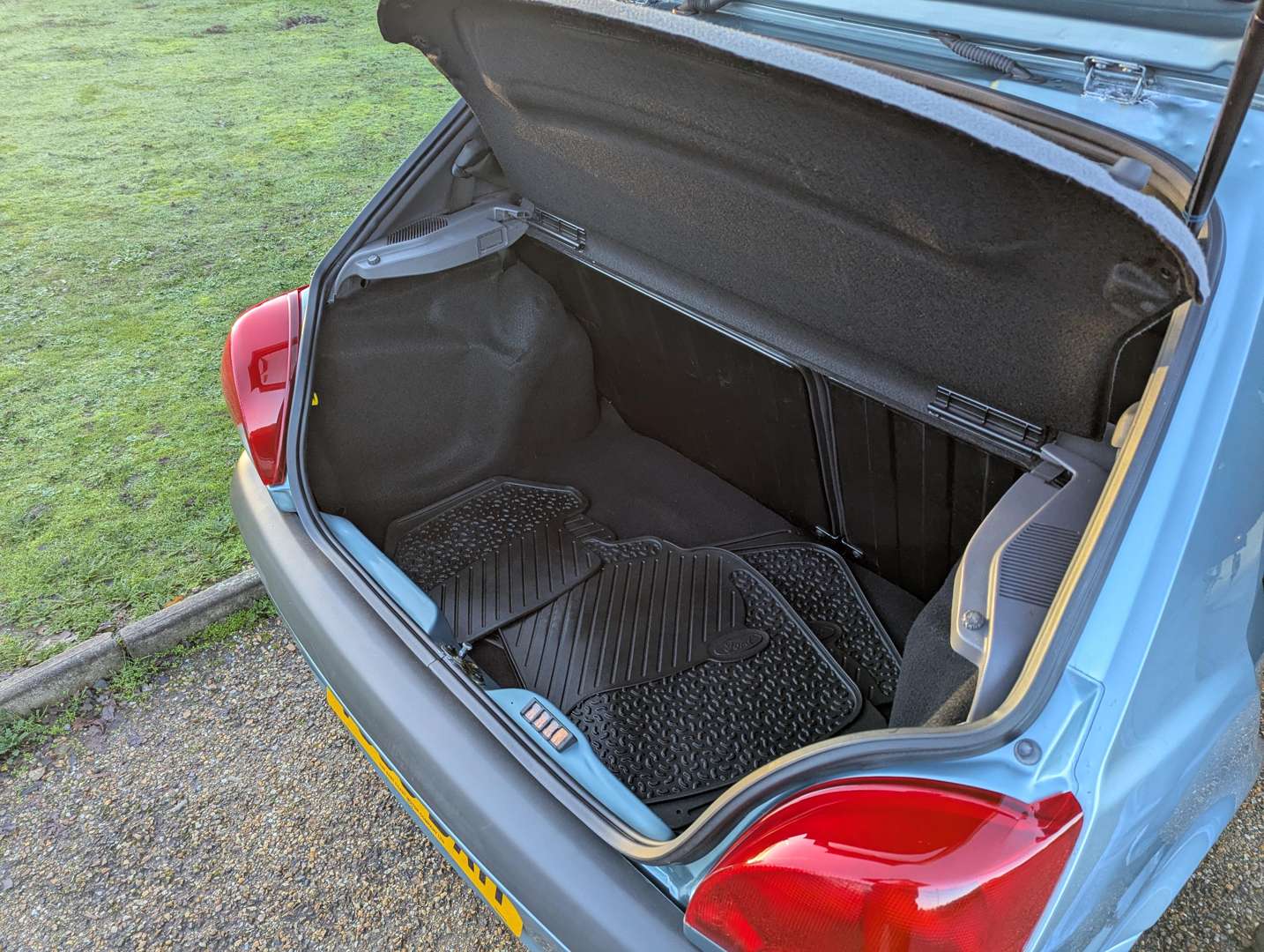 <p>2000 FORD FIESTA LX - ONE REGISTERED OWNER, 4400 MILES FROM NEW</p>