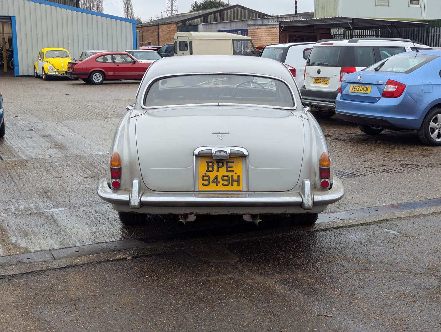 <p>1970 JAGUAR 420G</p>