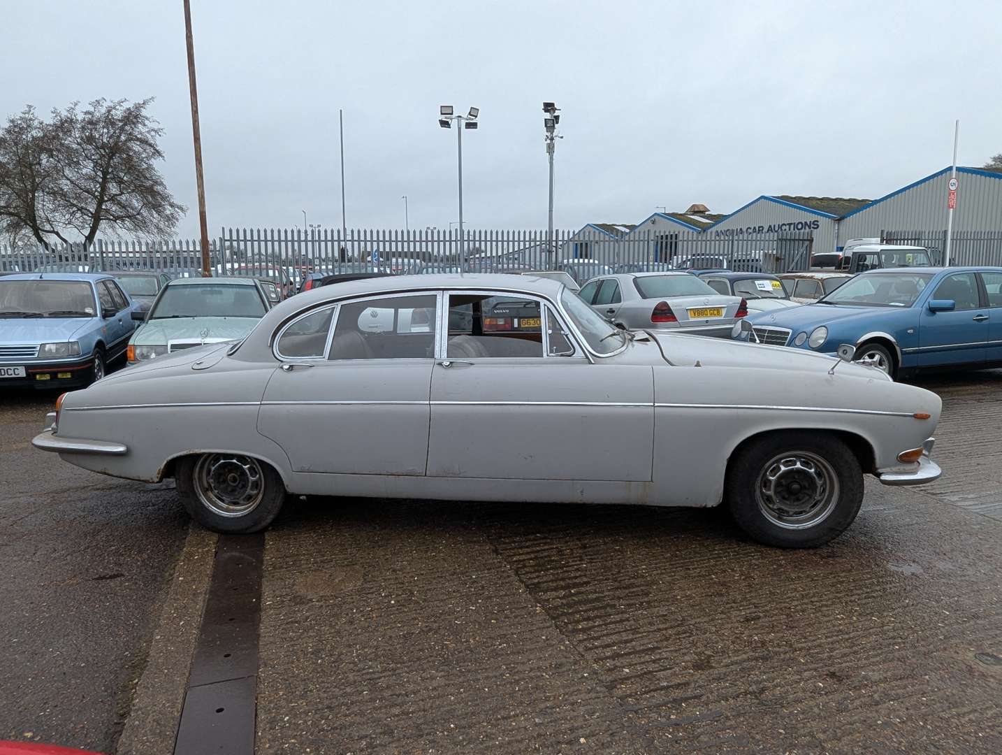 <p>1970 JAGUAR 420G</p>