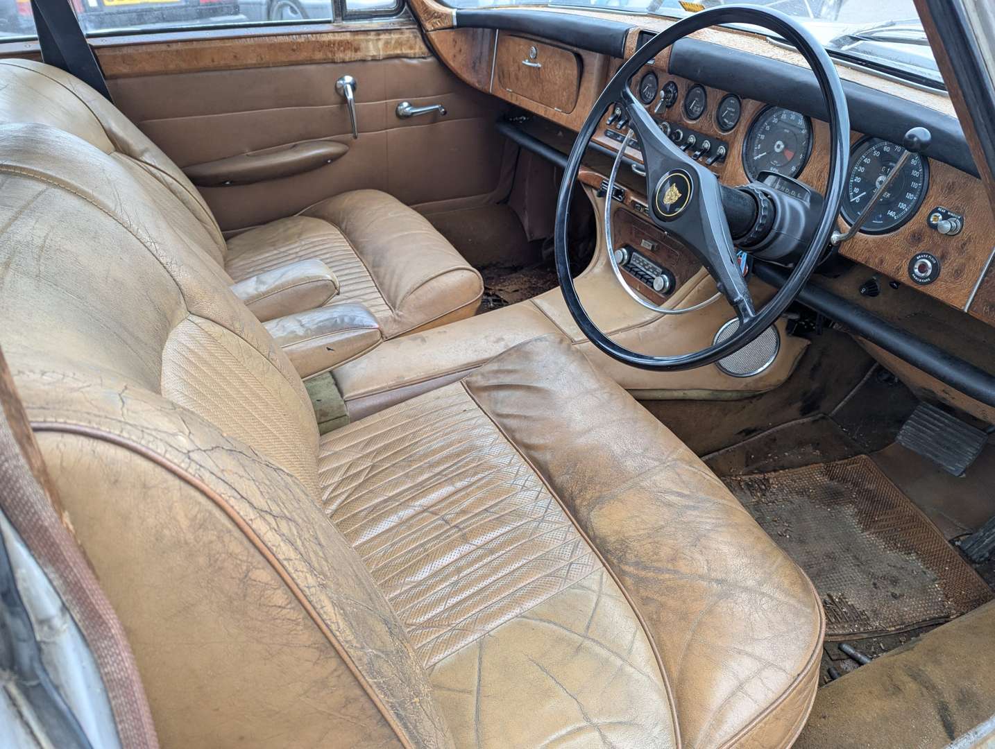 <p>1970 JAGUAR 420G</p>