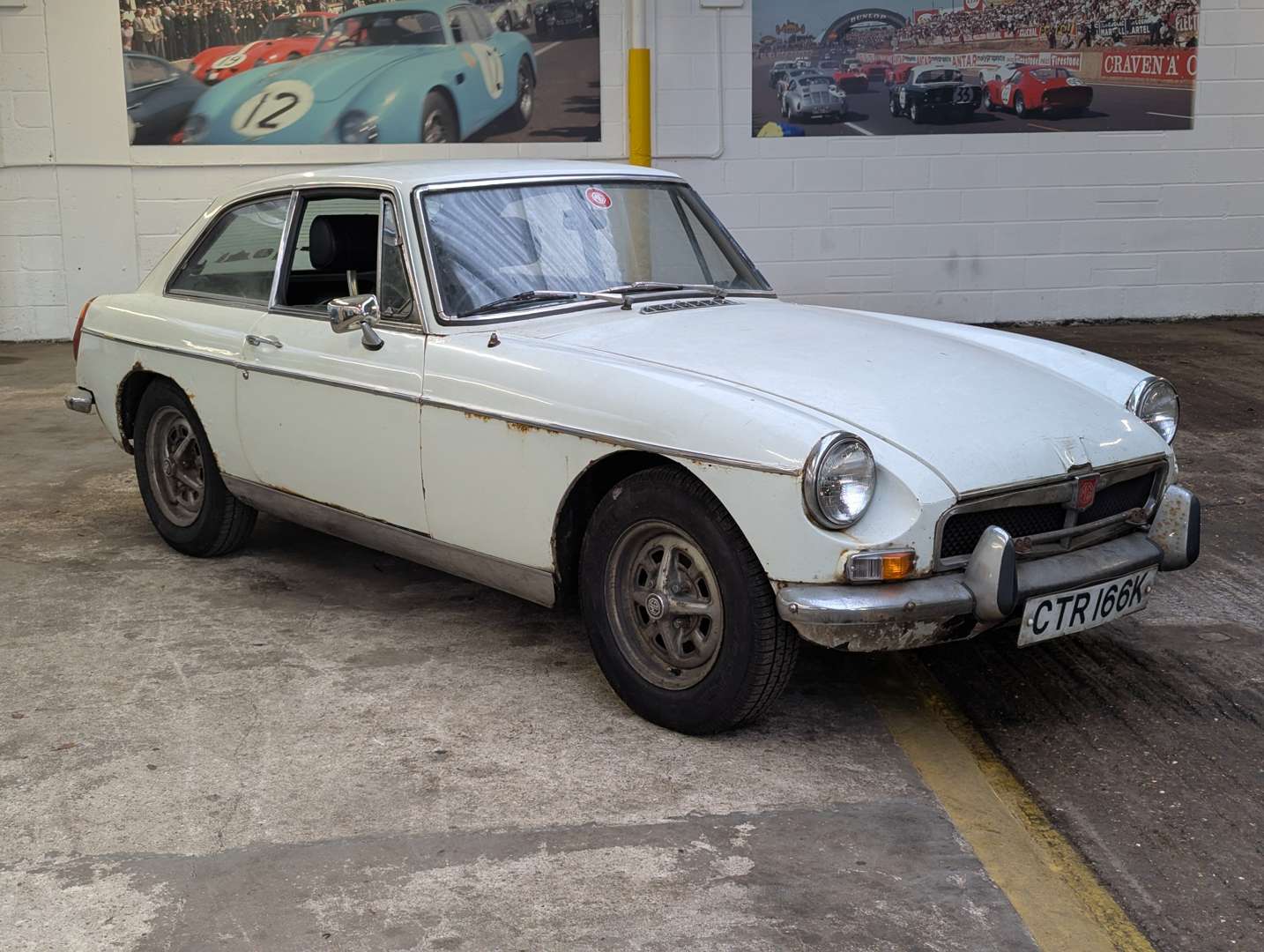 <p>1972 MG B GT</p>