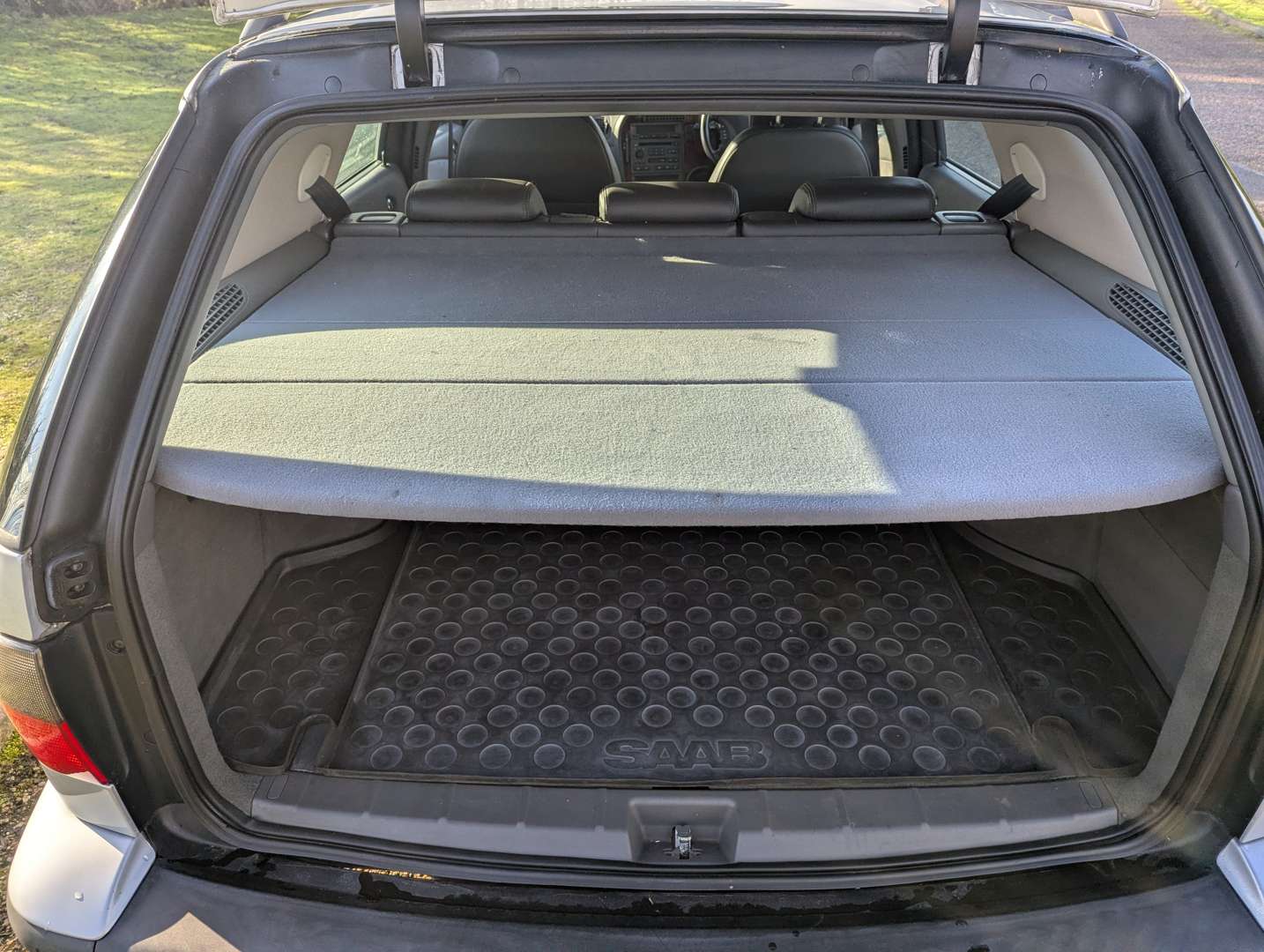 <p>2000 SAAB 9-5 SE AUTO - ONE REGISTERED OWNER FROM NEW</p>