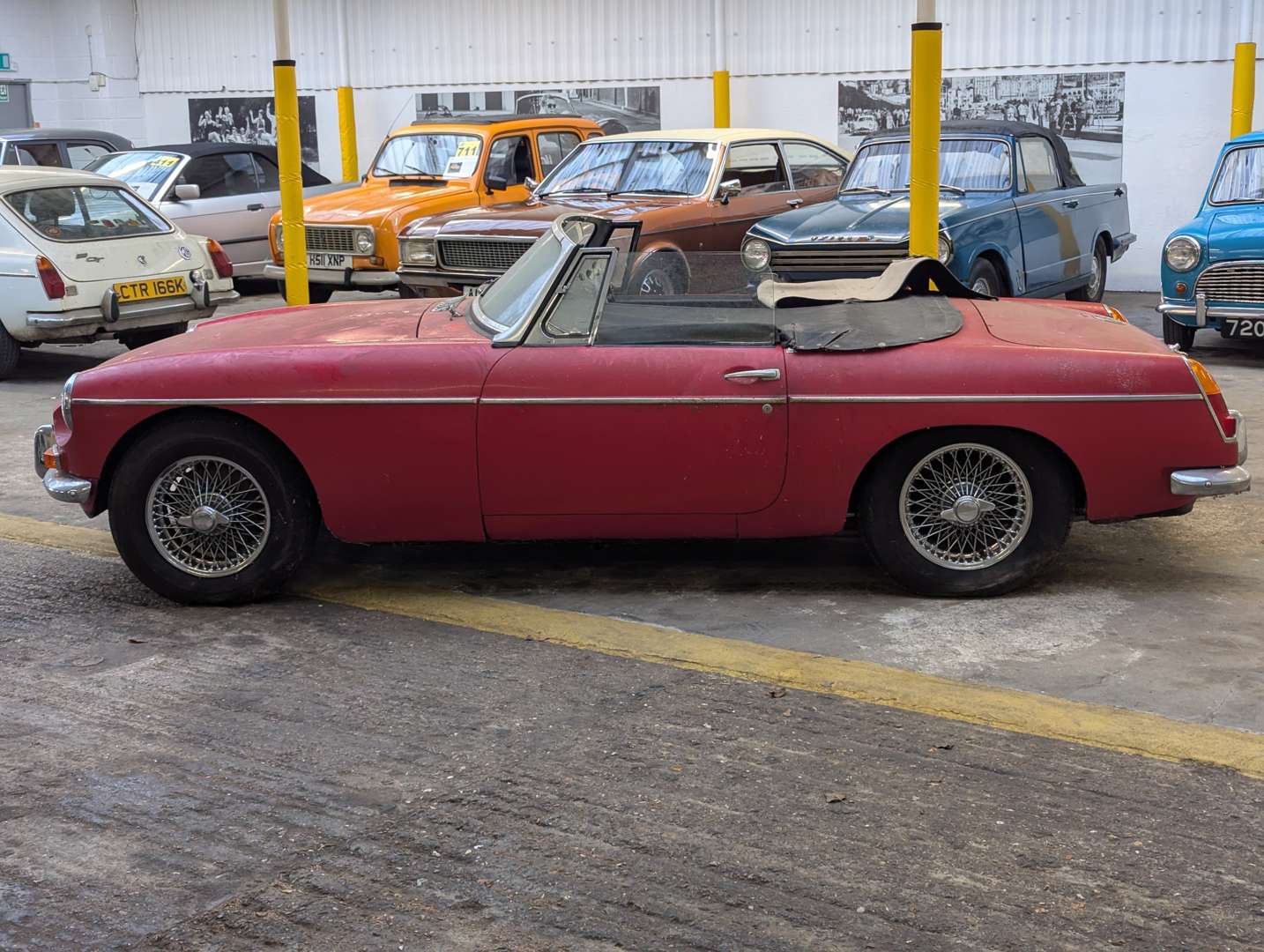 <p>1963 MG B ROADSTER</p>