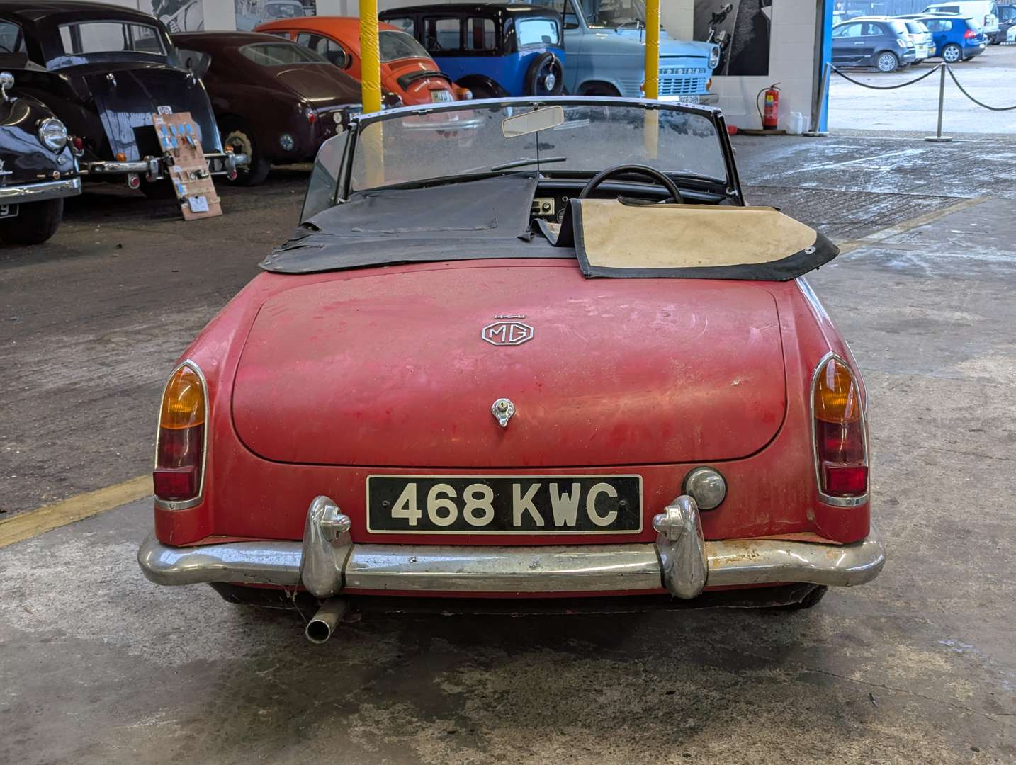 <p>1963 MG B ROADSTER</p>