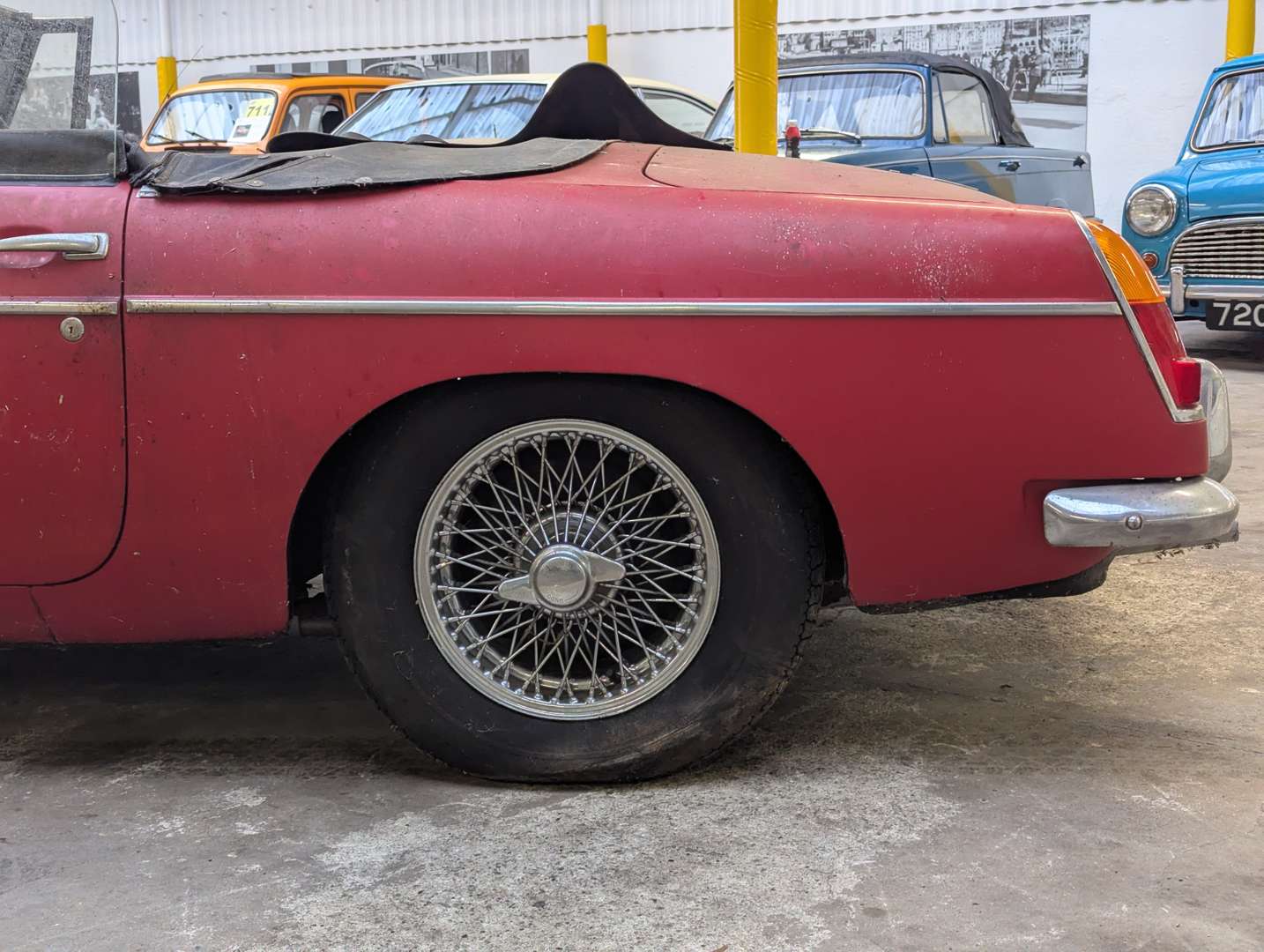 <p>1963 MG B ROADSTER</p>