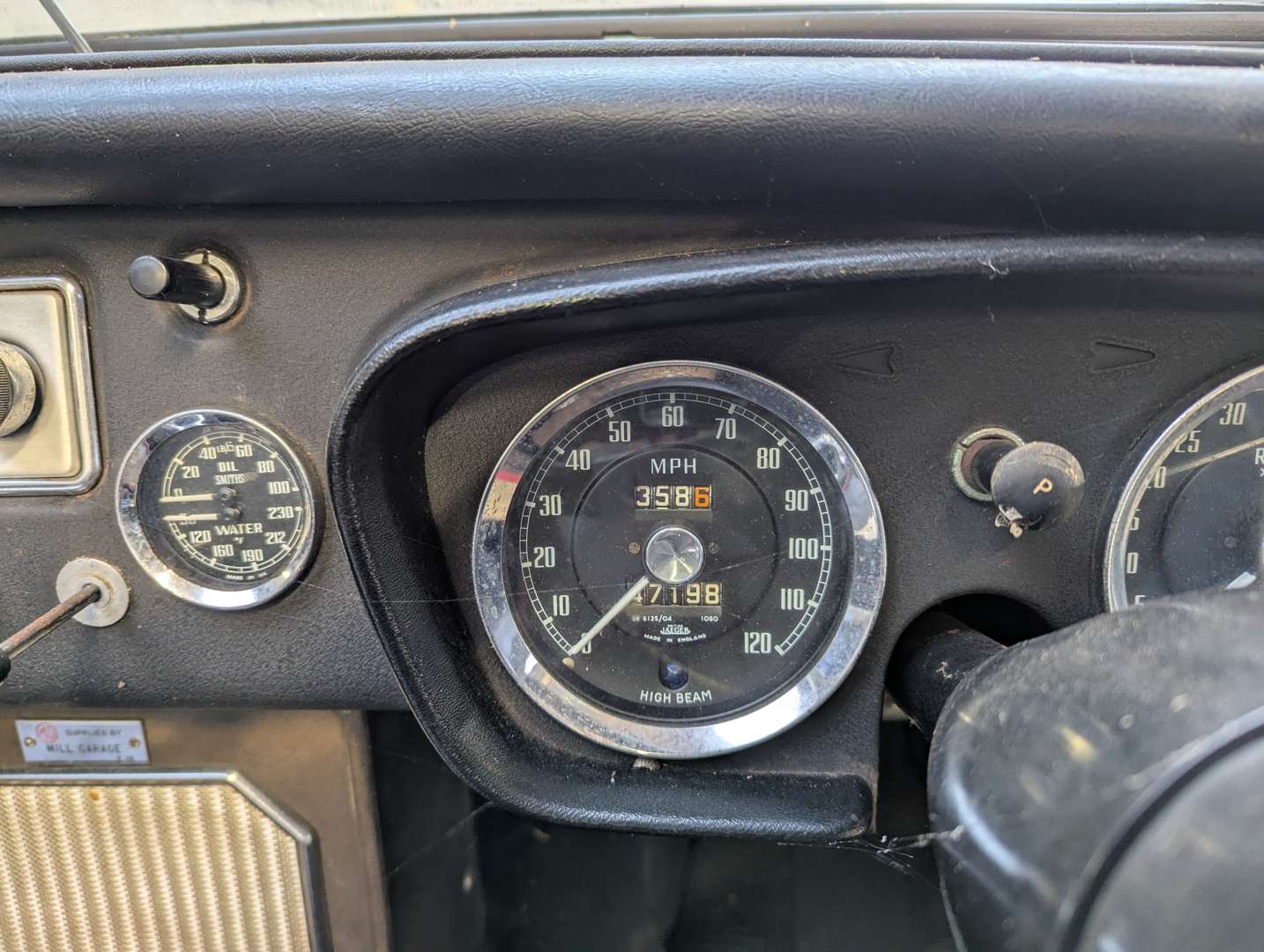 <p>1963 MG B ROADSTER</p>