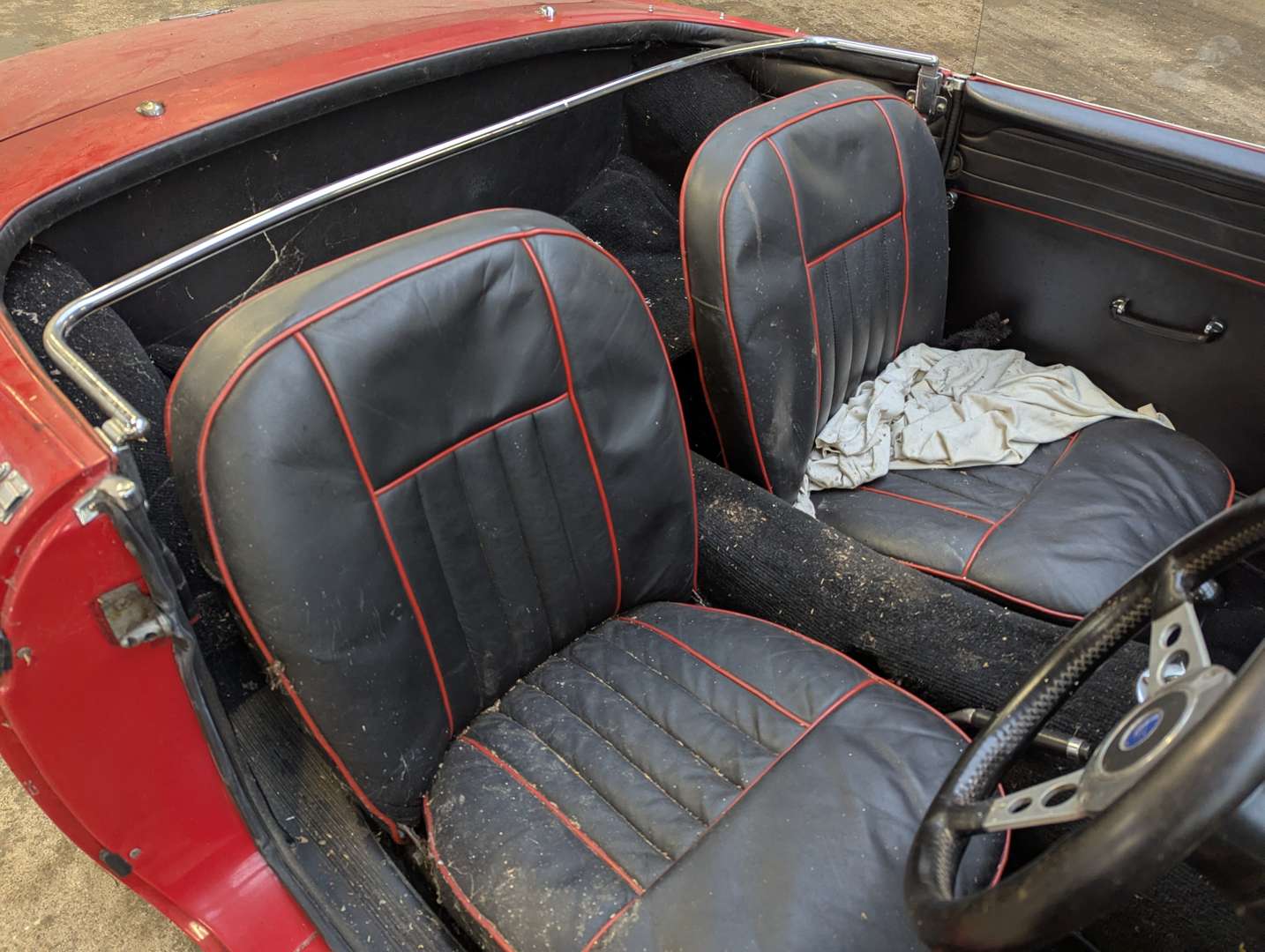 <p>1963 MG B ROADSTER</p>