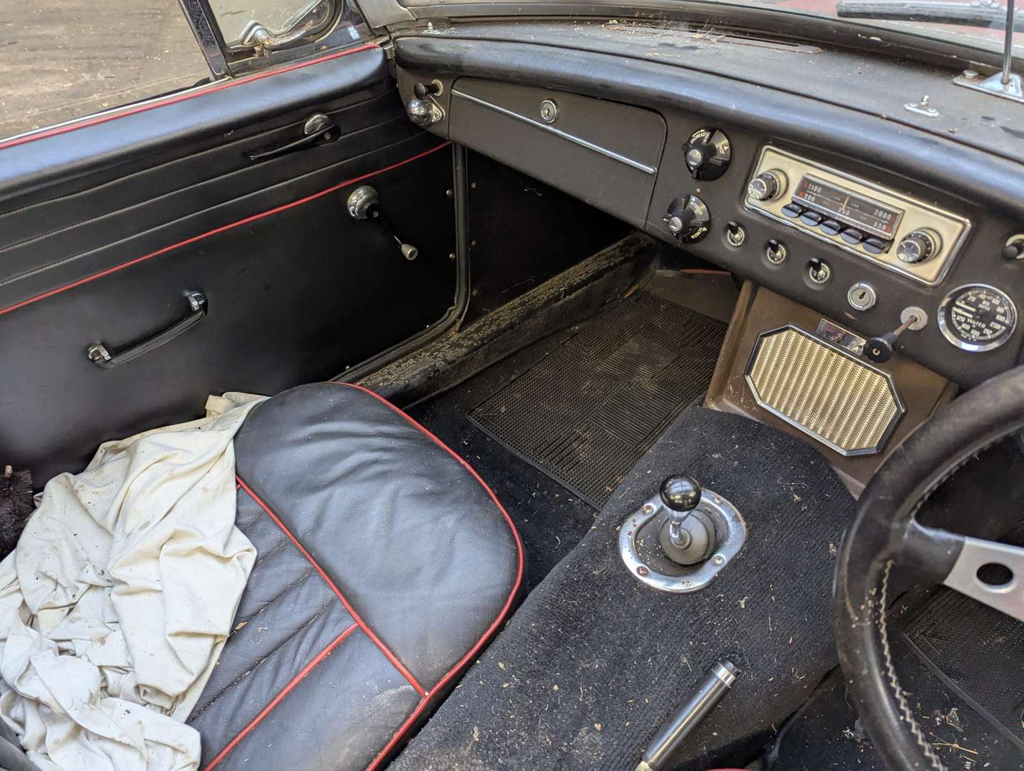 <p>1963 MG B ROADSTER</p>