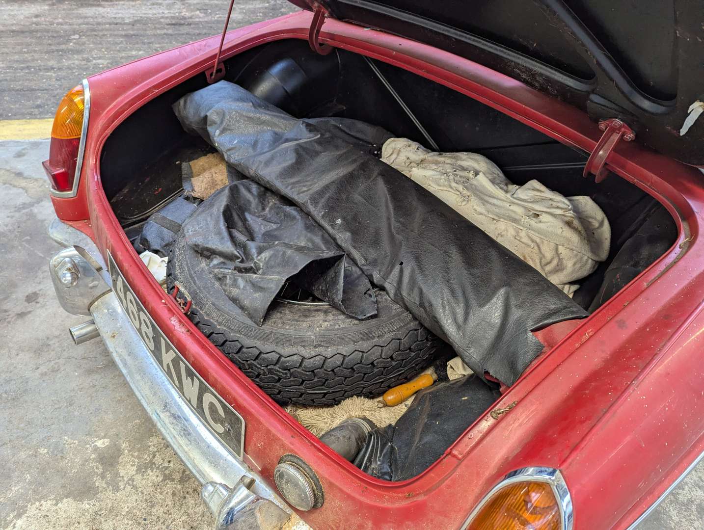 <p>1963 MG B ROADSTER</p>