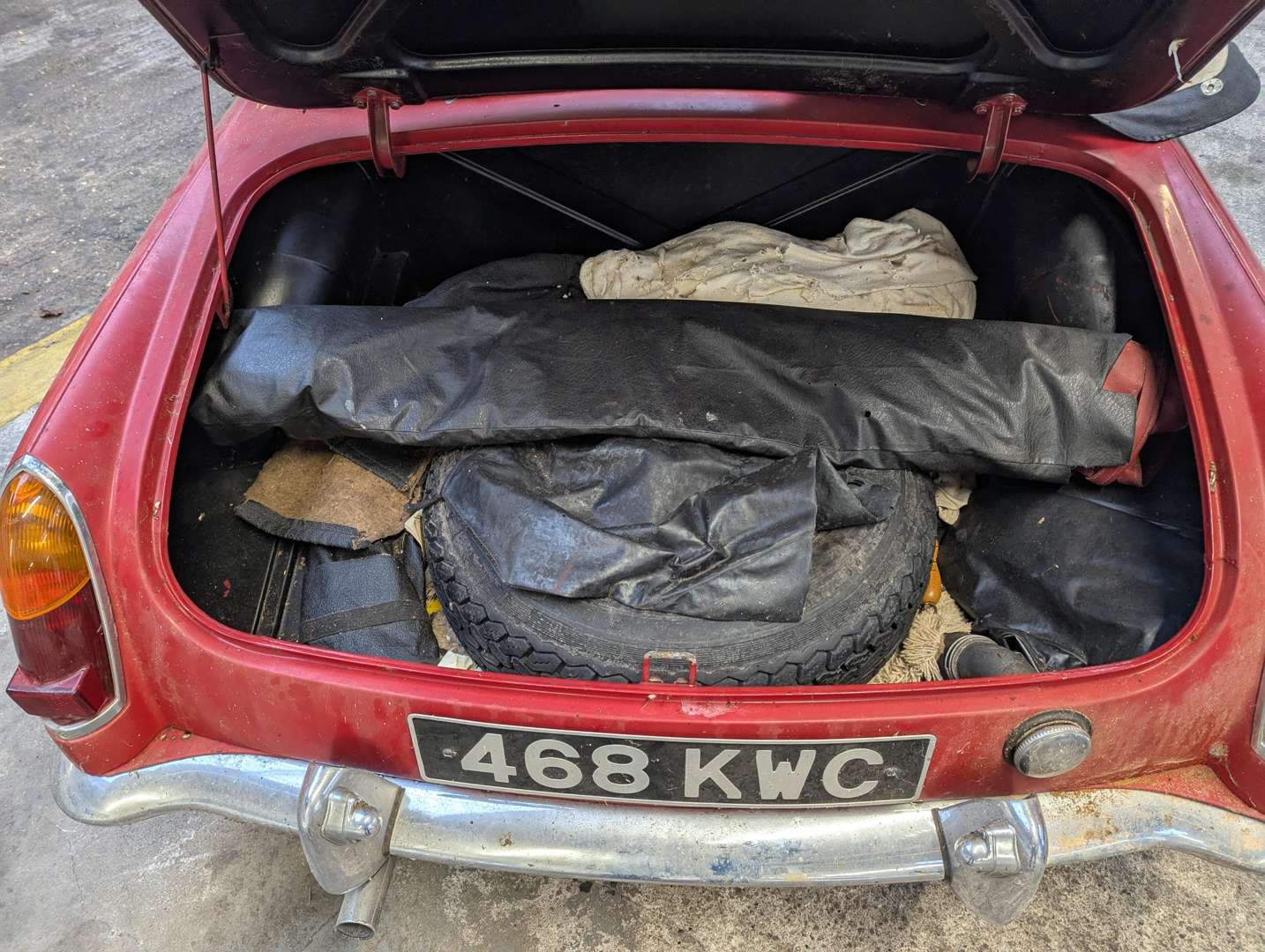 <p>1963 MG B ROADSTER</p>