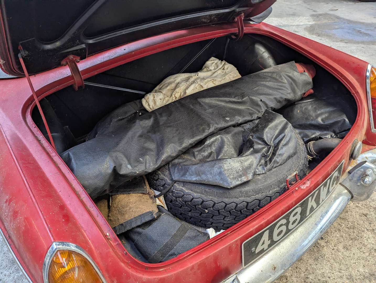 <p>1963 MG B ROADSTER</p>