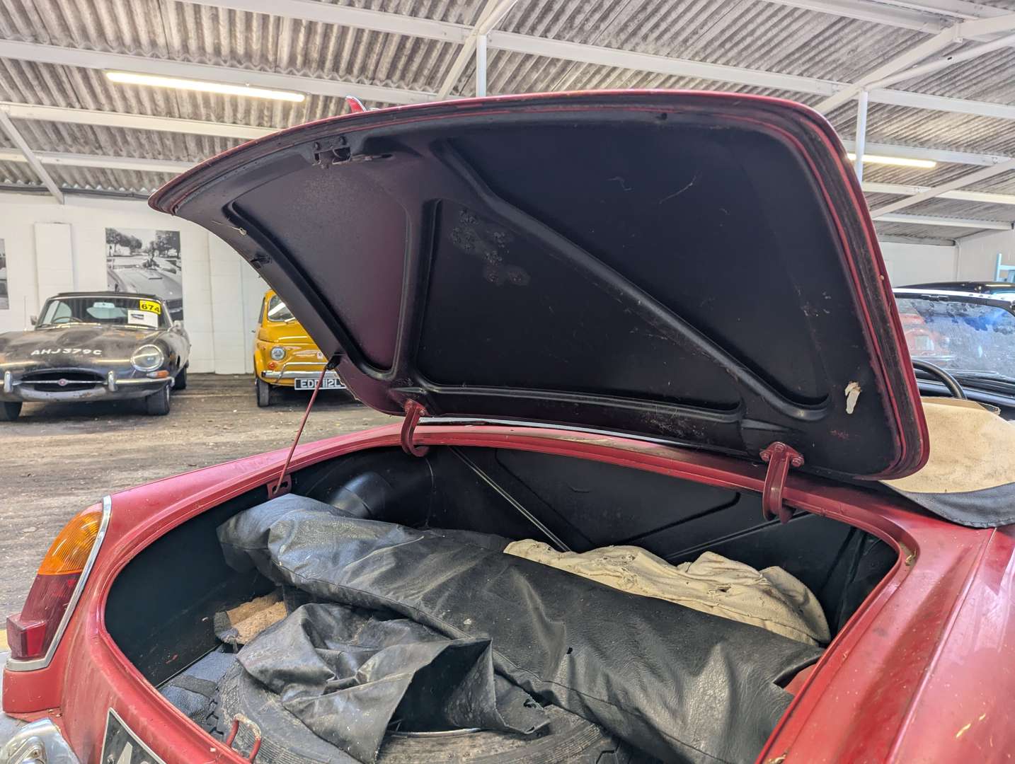 <p>1963 MG B ROADSTER</p>