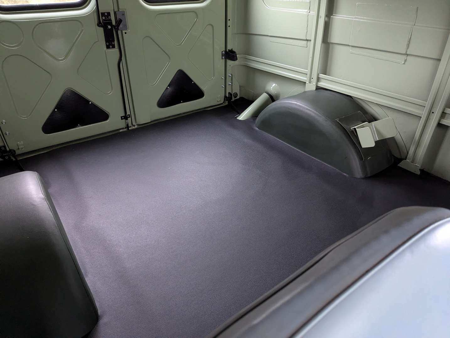 <p>1970 MORRIS 6 CWT VAN</p>