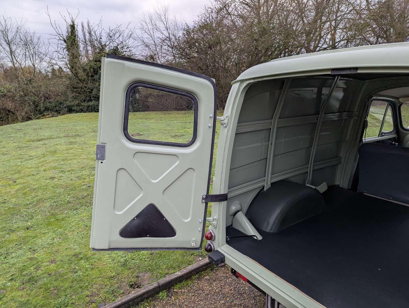 <p>1970 MORRIS 6 CWT VAN</p>