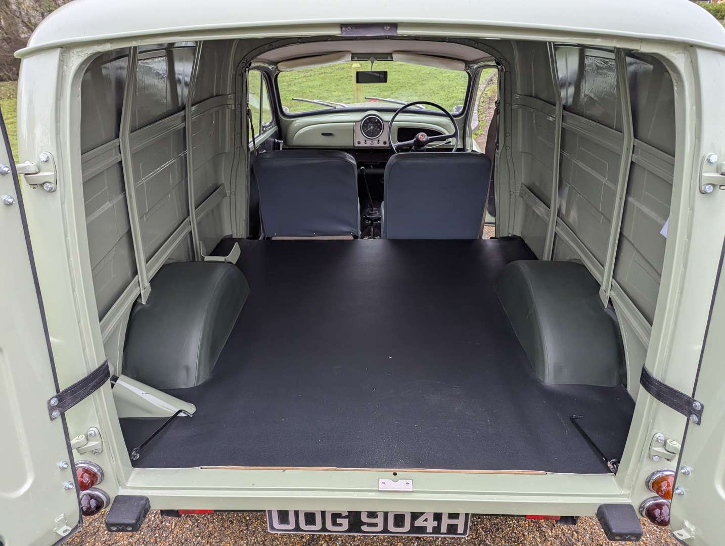 <p>1970 MORRIS 6 CWT VAN</p>