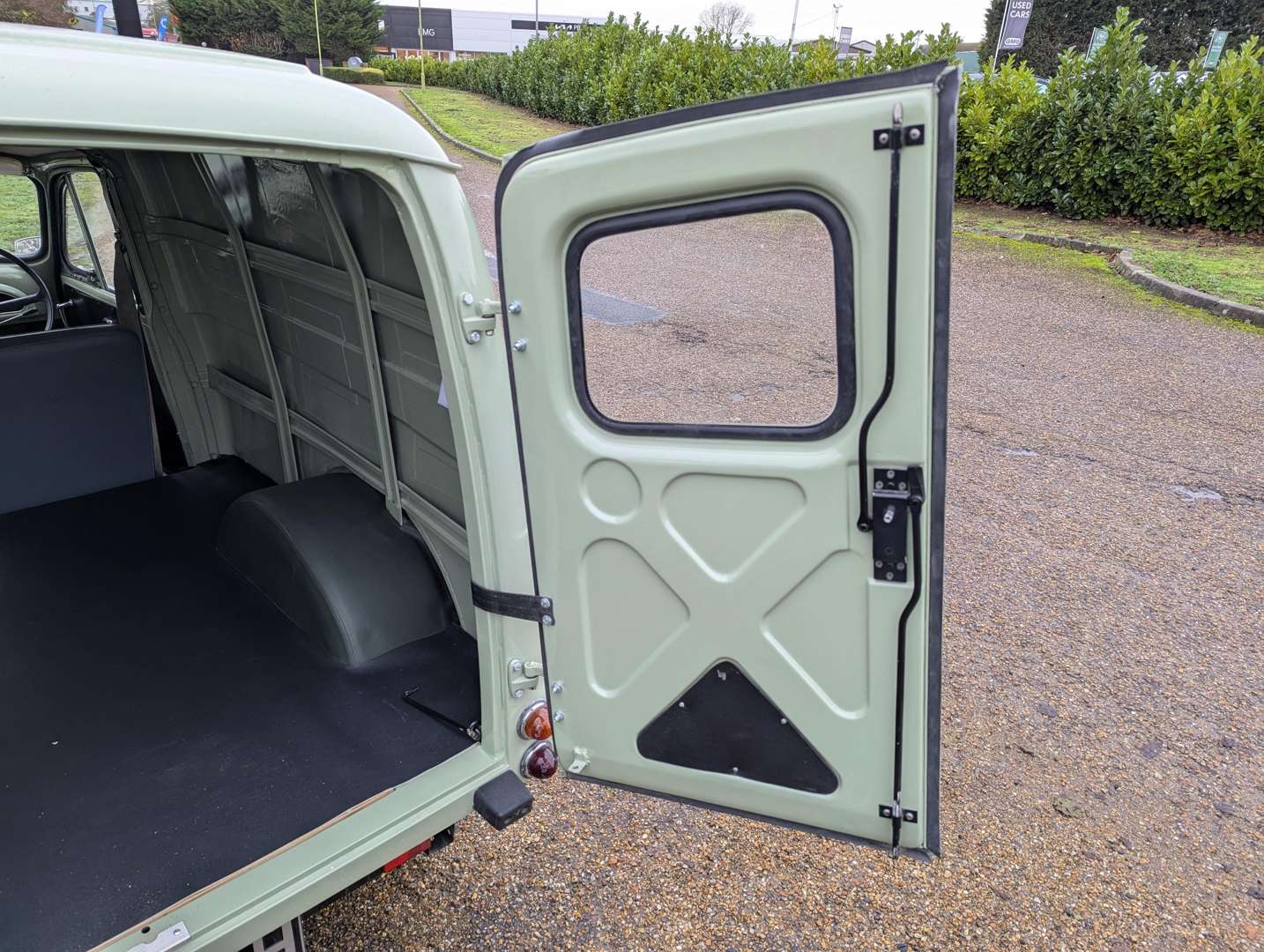 <p>1970 MORRIS 6 CWT VAN</p>