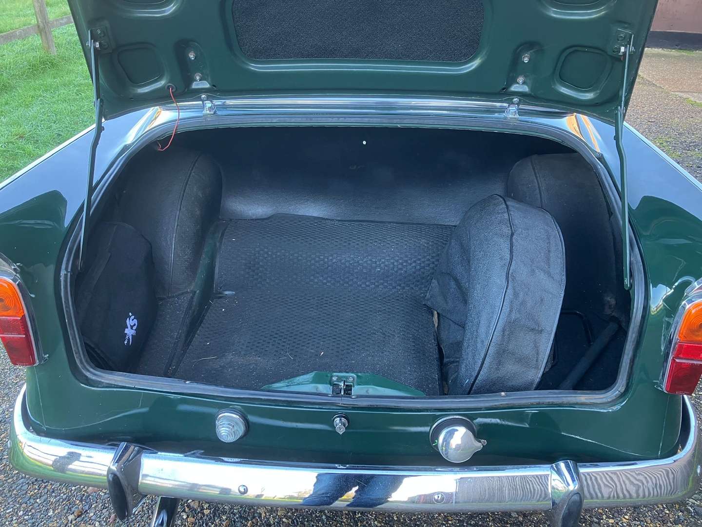 <p>1963 SUNBEAM RAPIER SERIES IV</p>