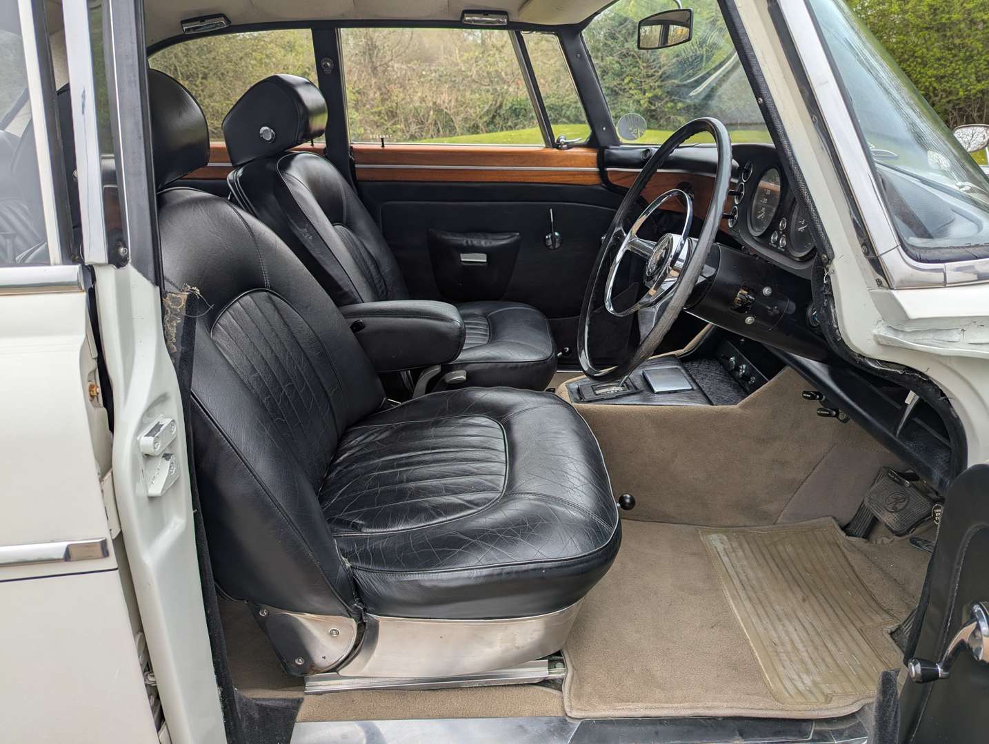 <p>1968 ROVER 3.5L COUPE</p>