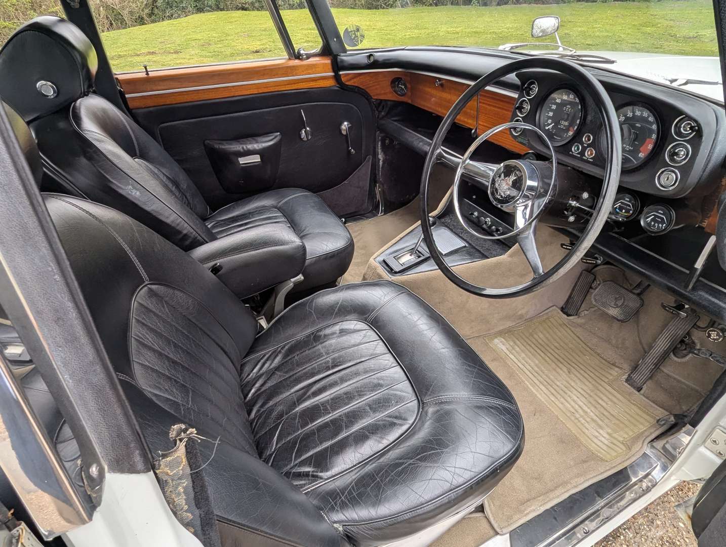 <p>1968 ROVER 3.5L COUPE</p>