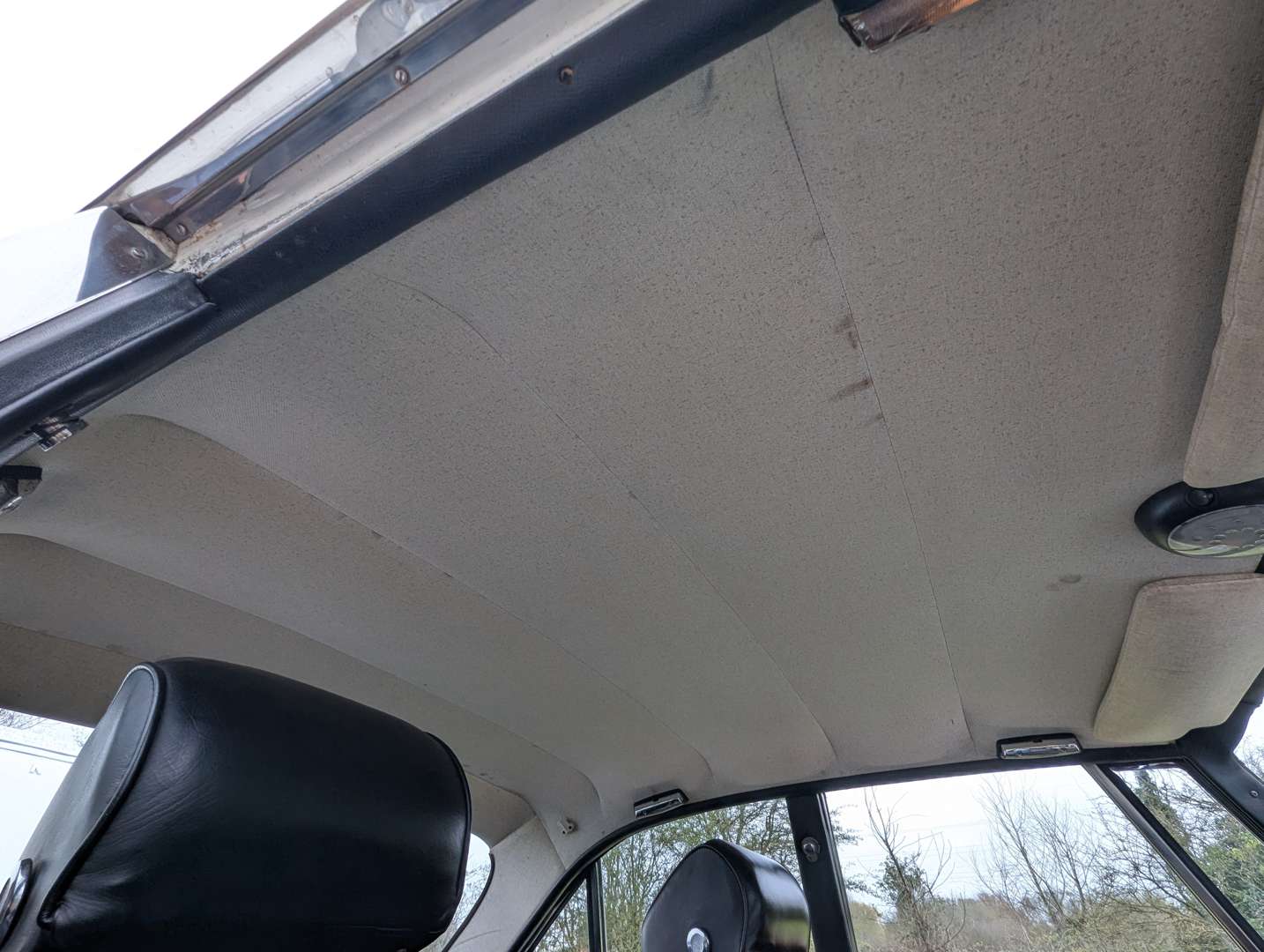 <p>1968 ROVER 3.5L COUPE</p>