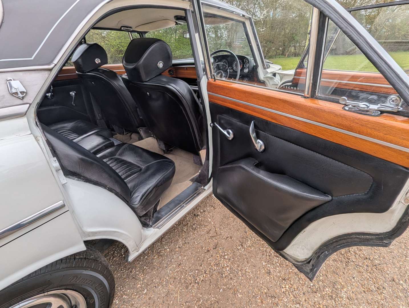 <p>1968 ROVER 3.5L COUPE</p>