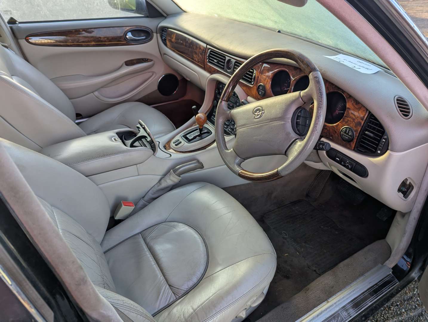 <p>1999 DAIMLER SUPER 4.0 V8 AUTO</p>