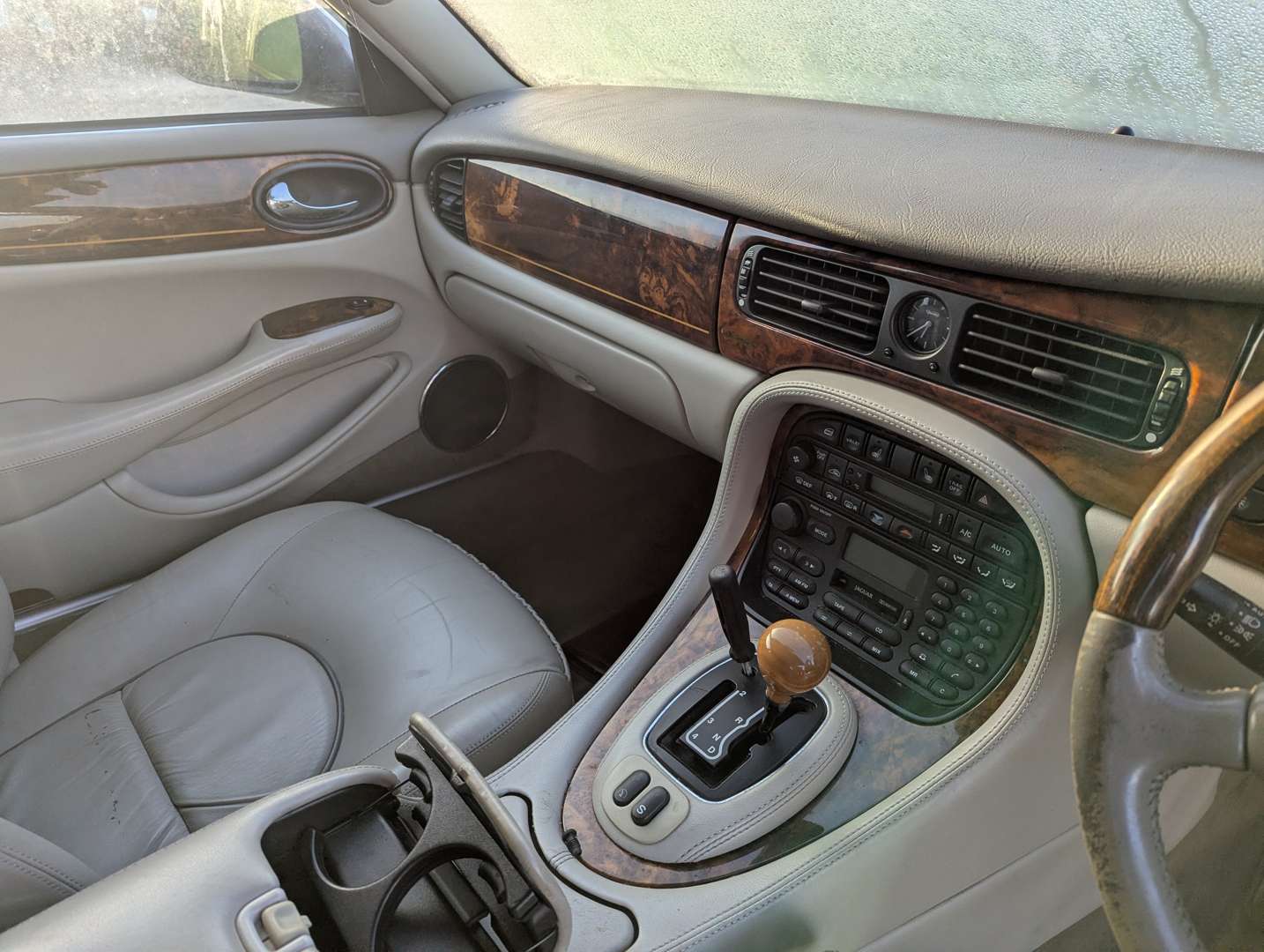 <p>1999 DAIMLER SUPER 4.0 V8 AUTO</p>