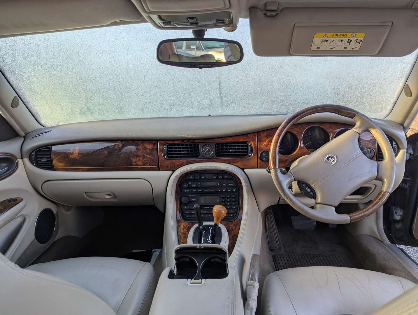 <p>1999 DAIMLER SUPER 4.0 V8 AUTO</p>