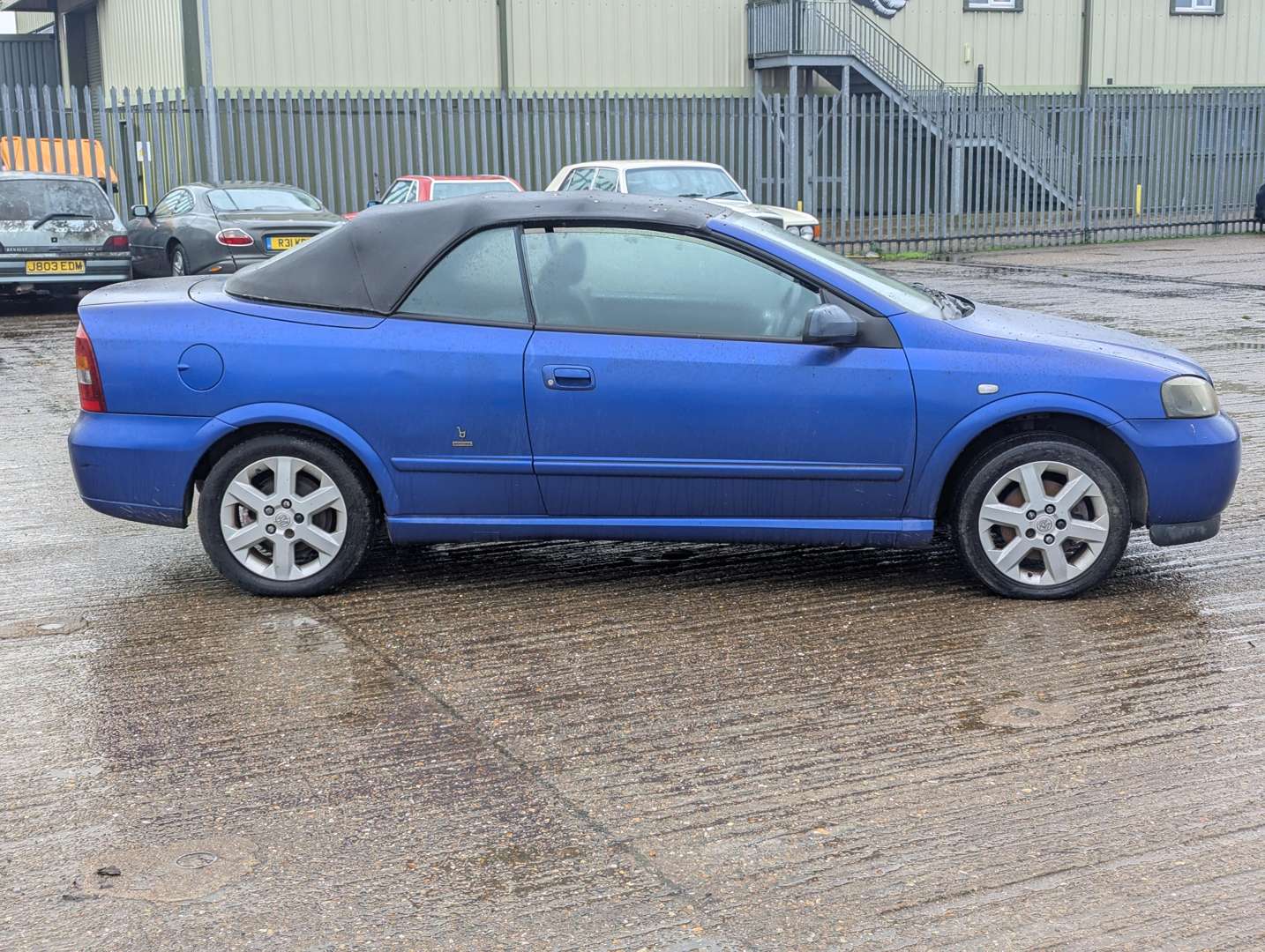 <p>2004 VAUXHALL ASTRA COUPE CONVERTIBLE</p>