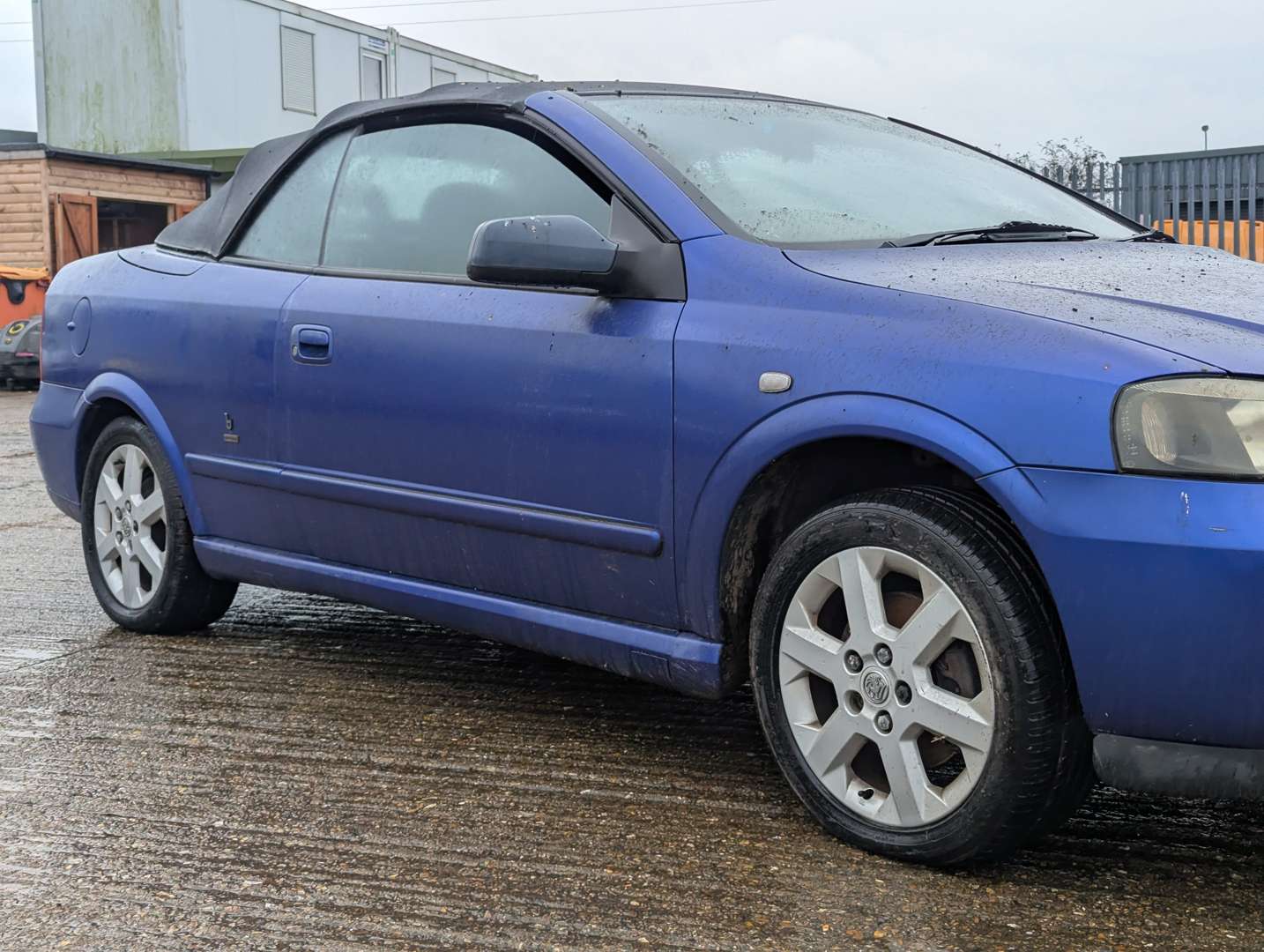 <p>2004 VAUXHALL ASTRA COUPE CONVERTIBLE</p>