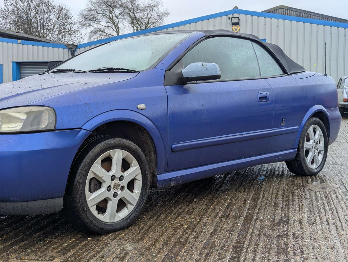 <p>2004 VAUXHALL ASTRA COUPE CONVERTIBLE</p>