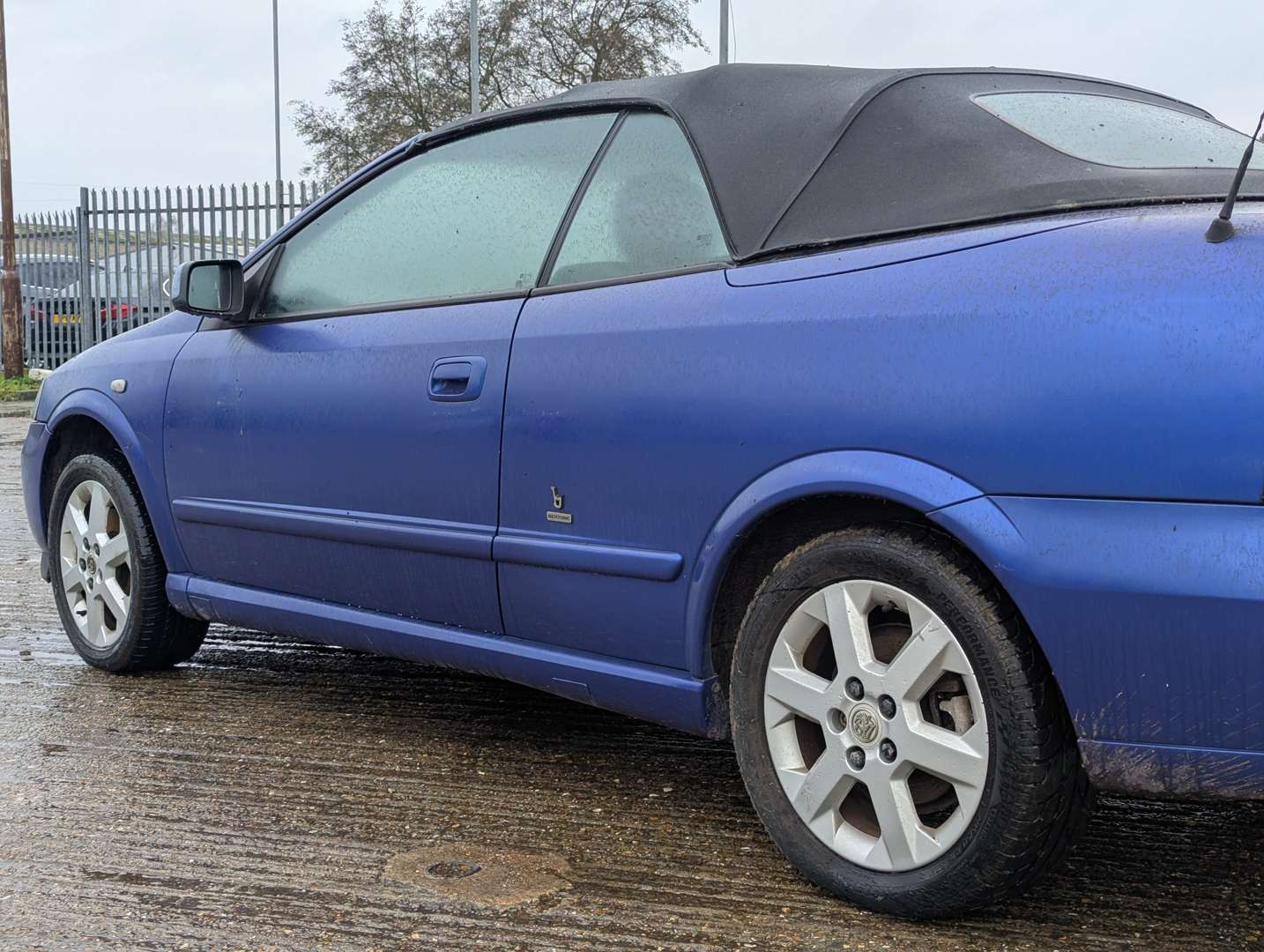 <p>2004 VAUXHALL ASTRA COUPE CONVERTIBLE</p>