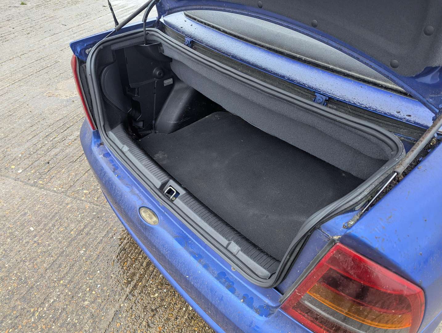 <p>2004 VAUXHALL ASTRA COUPE CONVERTIBLE</p>