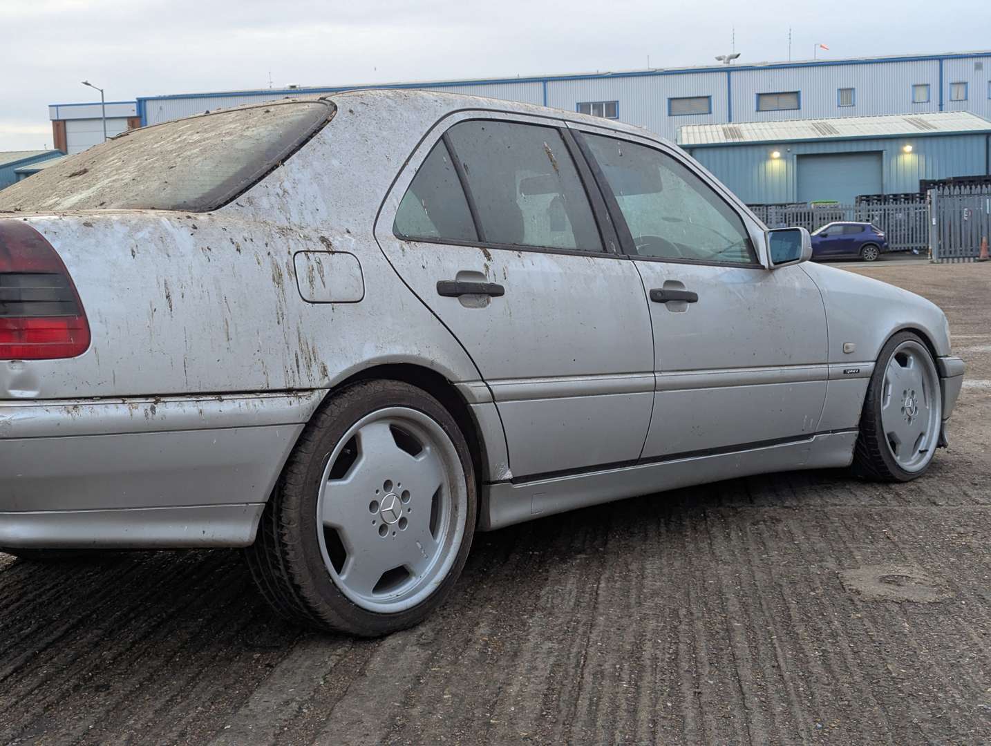 <p>1999 MERCEDES C200 SPORT AUTO</p>