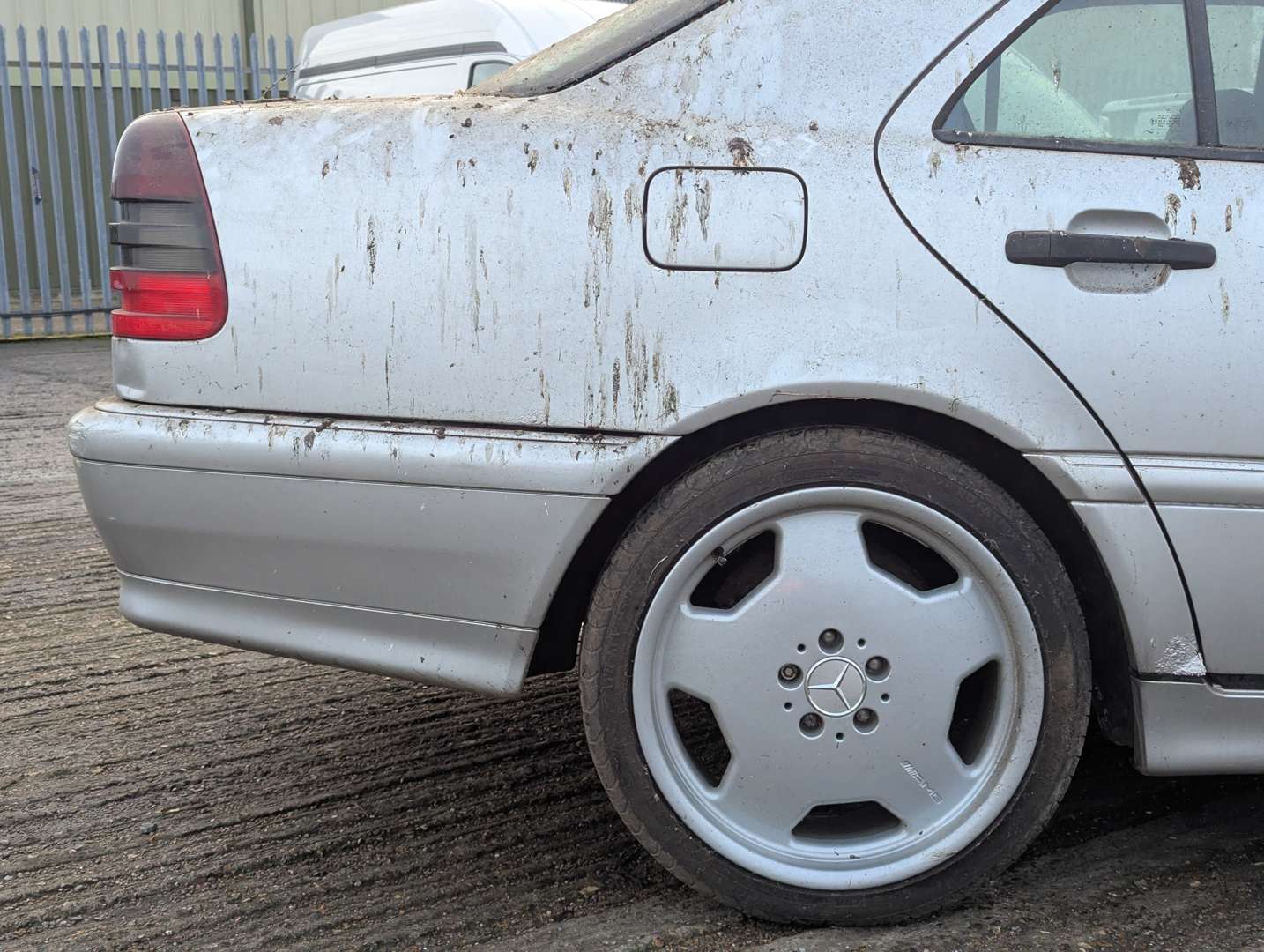 <p>1999 MERCEDES C200 SPORT AUTO</p>