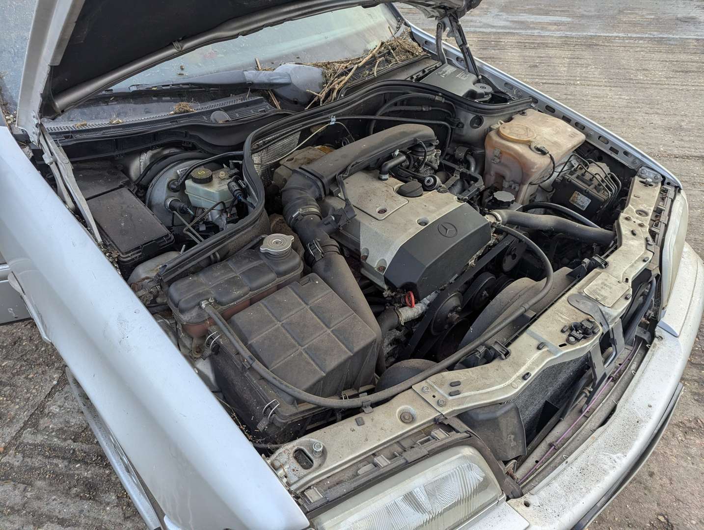 <p>1999 MERCEDES C200 SPORT AUTO</p>