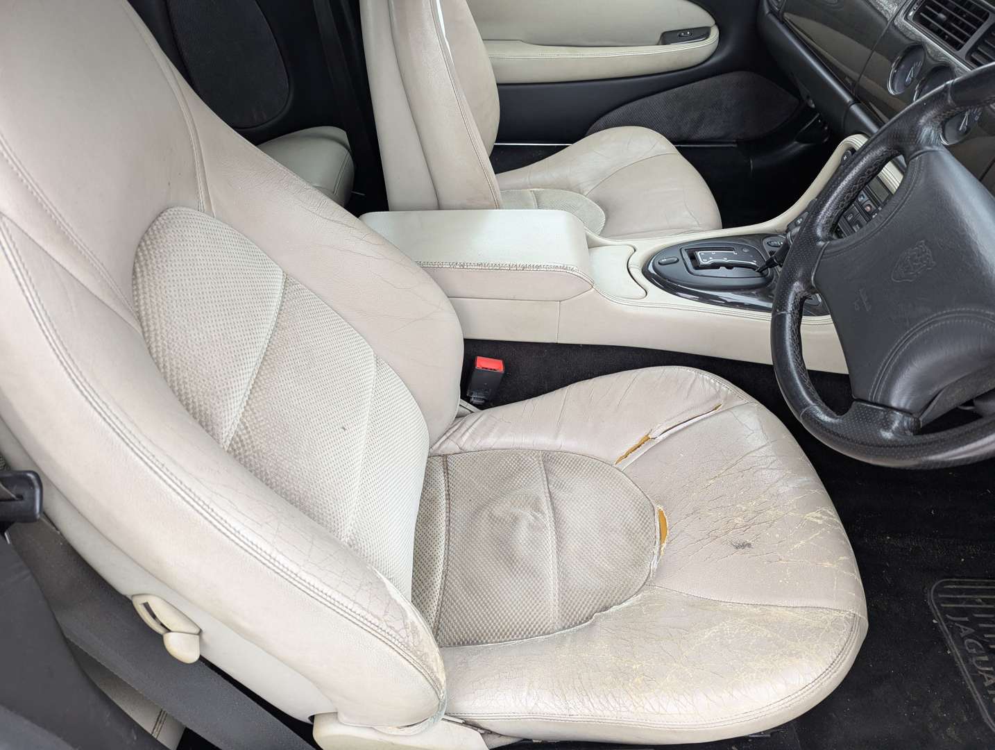 <p>1999 JAGUAR XK8 4.0 CONVERTIBLE AUTO</p>