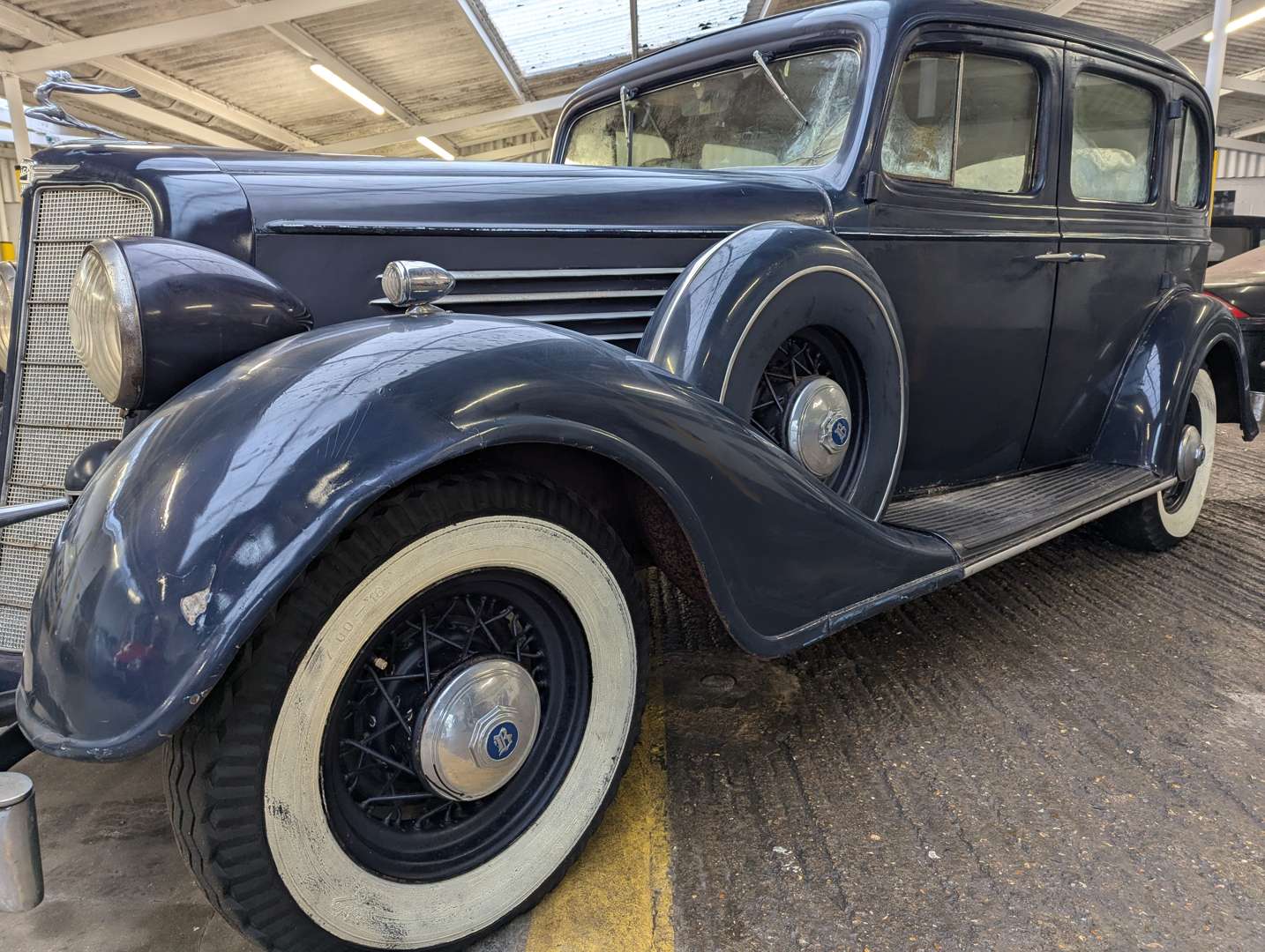 <p>1934 BUICK SERIES 50 SALOON</p>