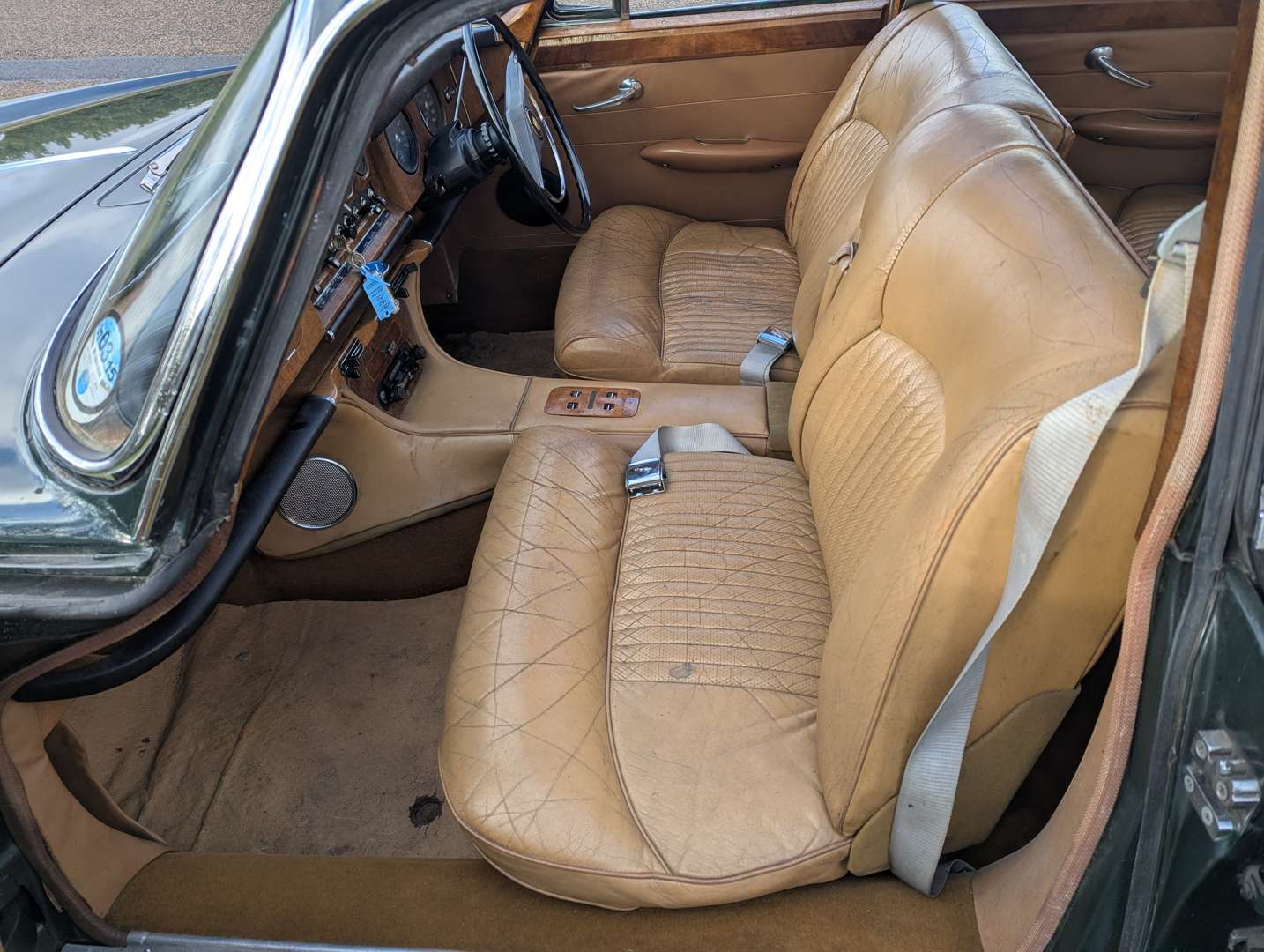 <p>1969 JAGUAR 420G MKX</p>