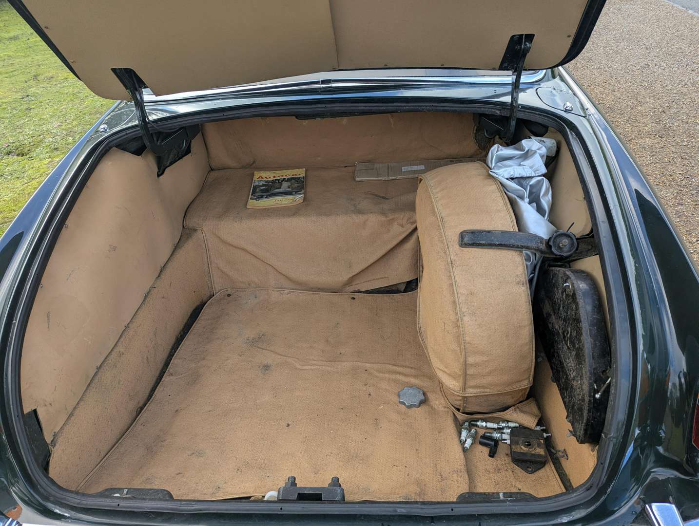 <p>1969 JAGUAR 420G MKX</p>