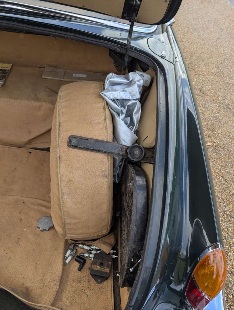 <p>1969 JAGUAR 420G MKX</p>