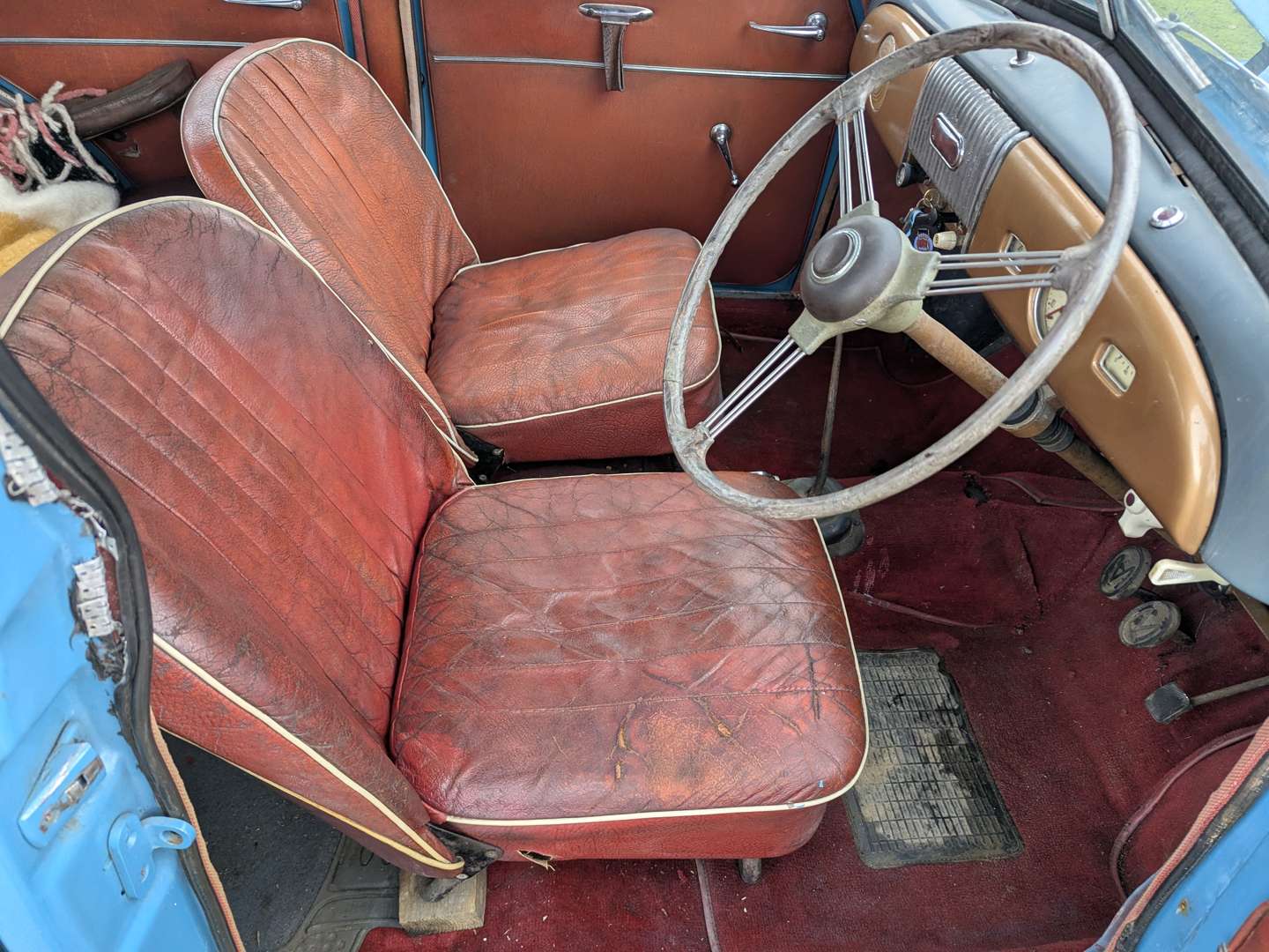 <p>1954 MORRIS MINOR SPLIT-SCREEN SALOON</p>